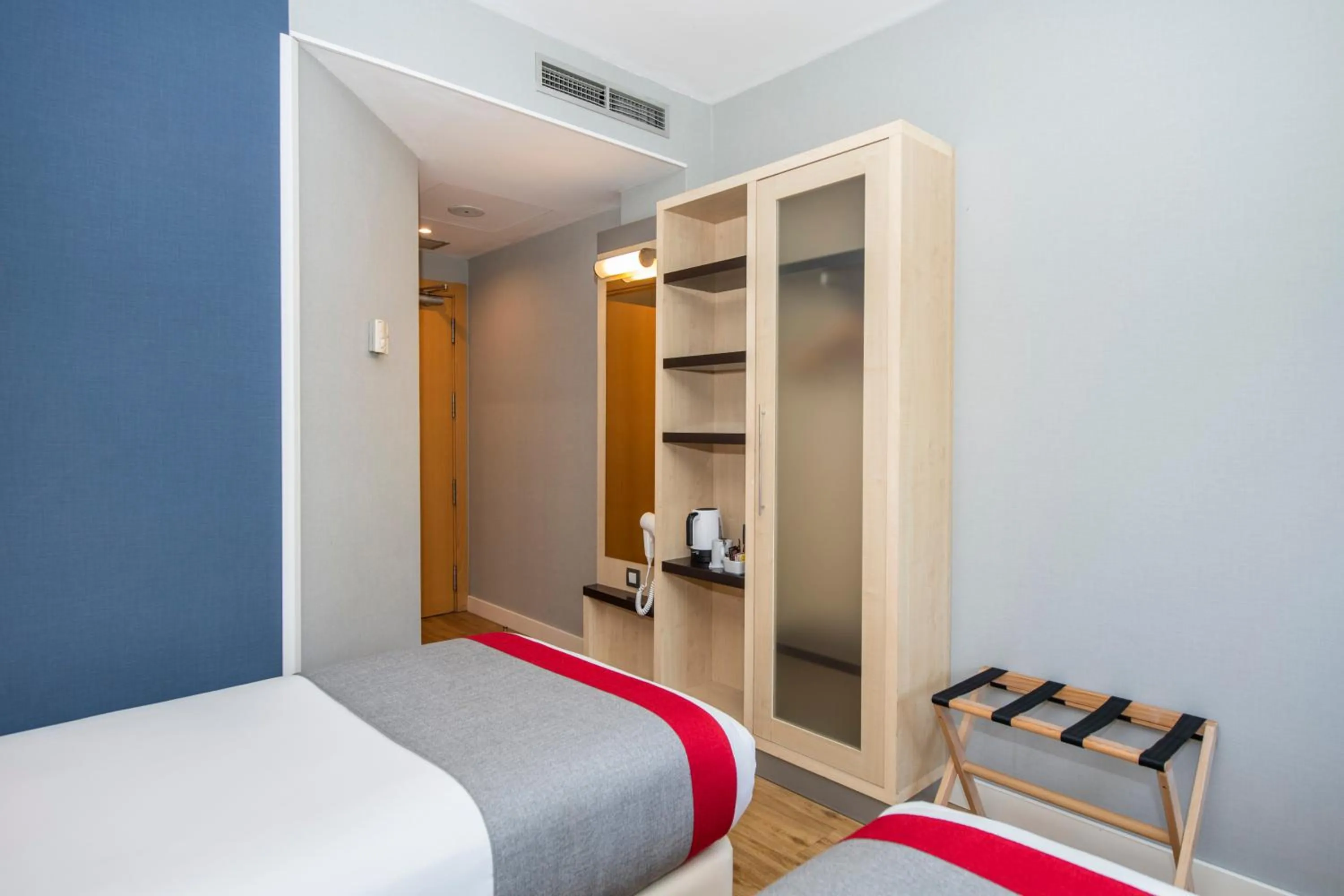 Bedroom, Bed in Holiday Inn Express Barcelona - Montmeló by IHG