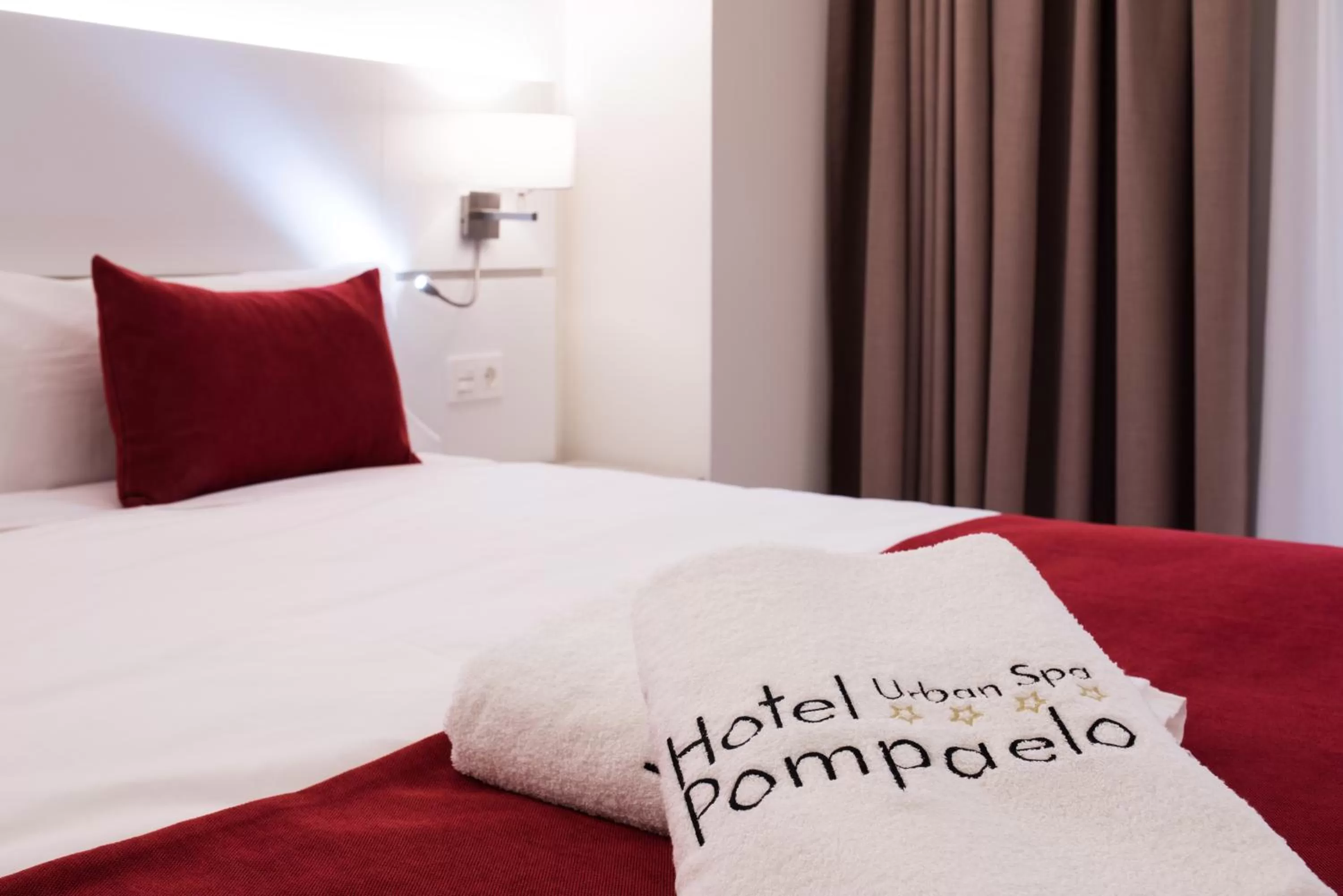 Bedroom, Bed in Hotel Pompaelo Plaza del Ayuntamiento & Spa