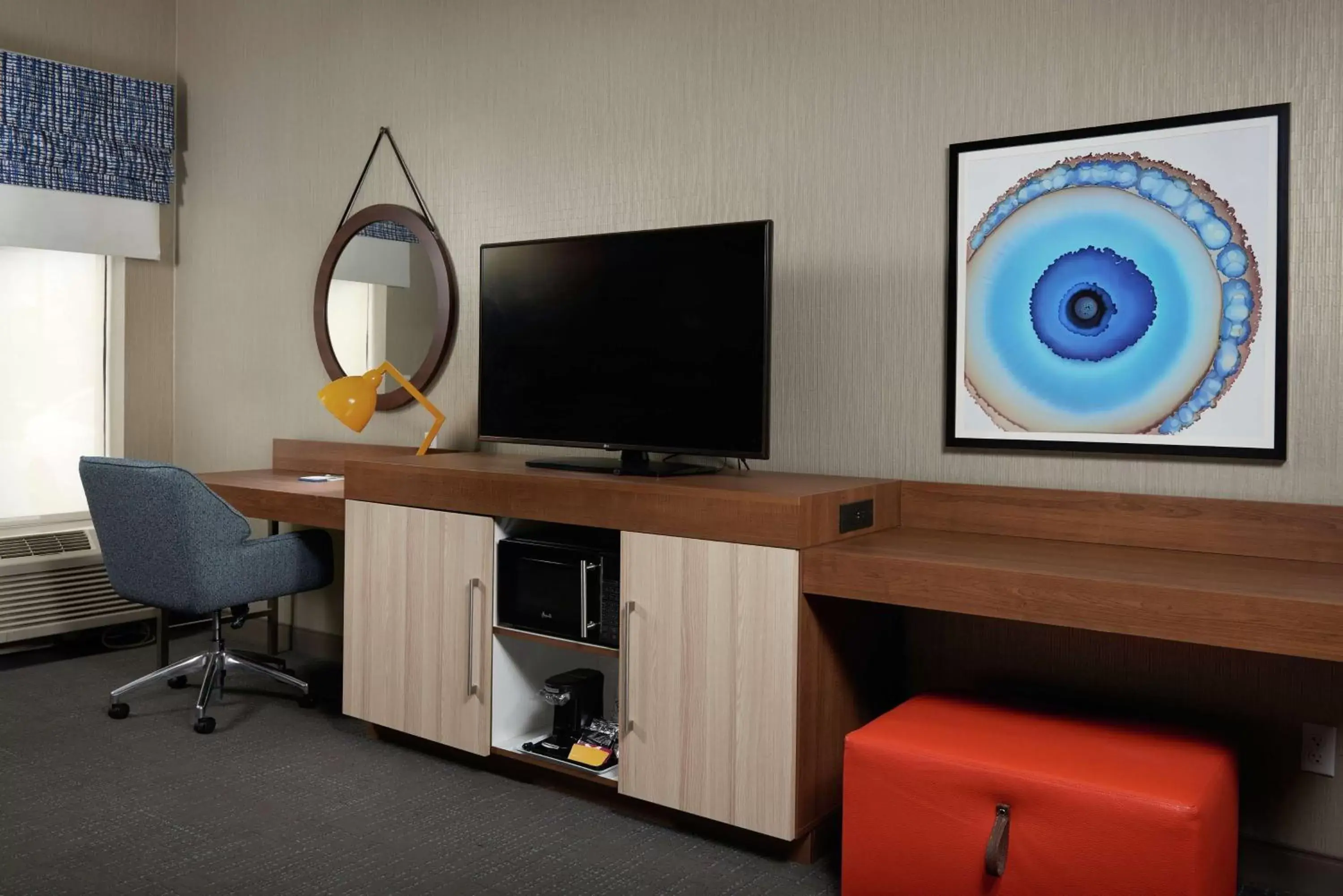 King Room with Sofa Bed and Study - Non-Smoking in Hampton Inn Niagara Falls King Room with Sofa Bed and Study - Non-Smoking in Hampton Inn Niagara Falls