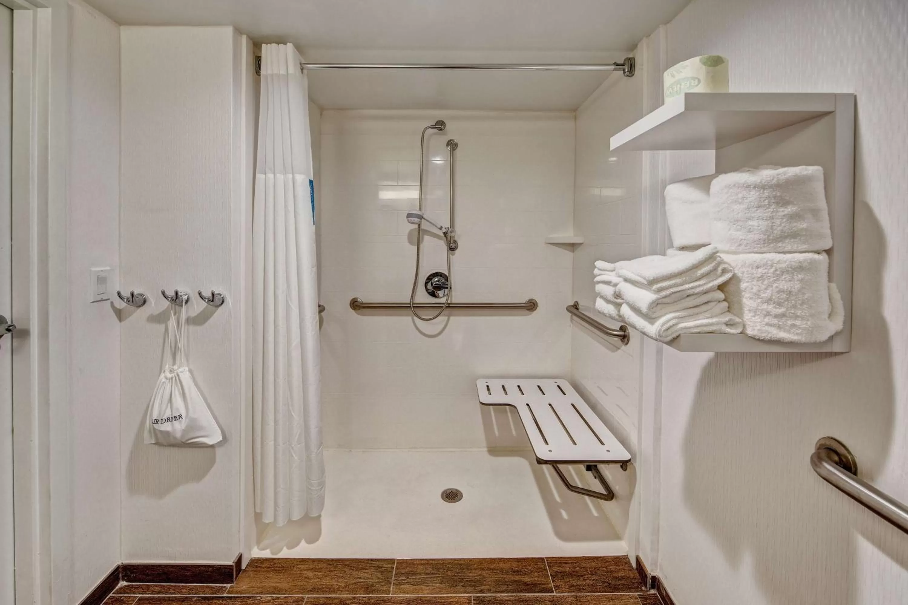 Bathroom in Hampton Inn Dumfries/Quantico