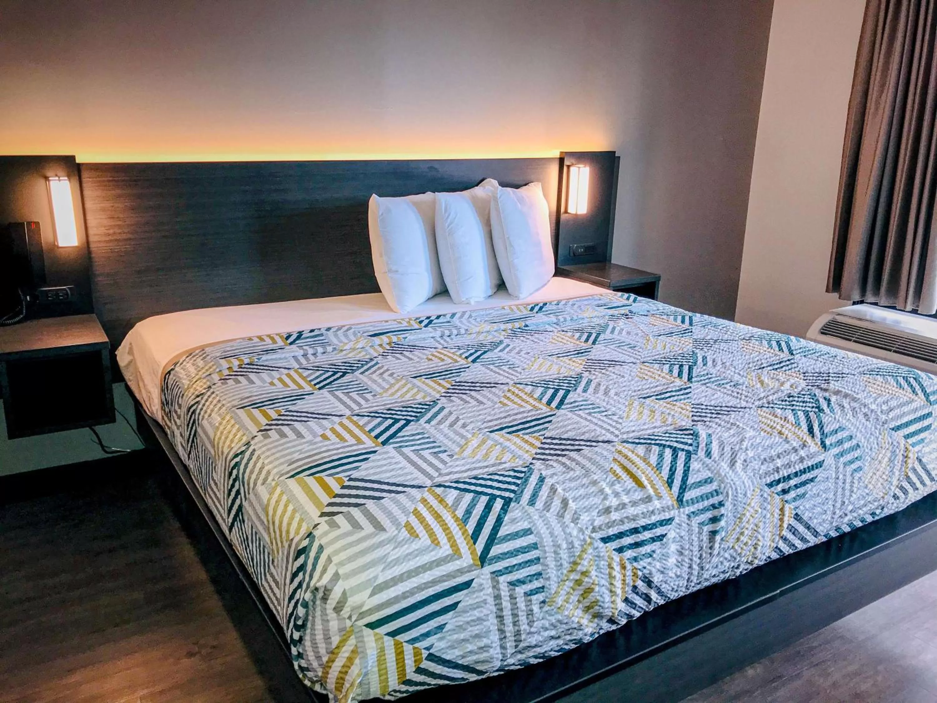 Photo of the whole room, Bed in Studio 6 Dublin, Ga