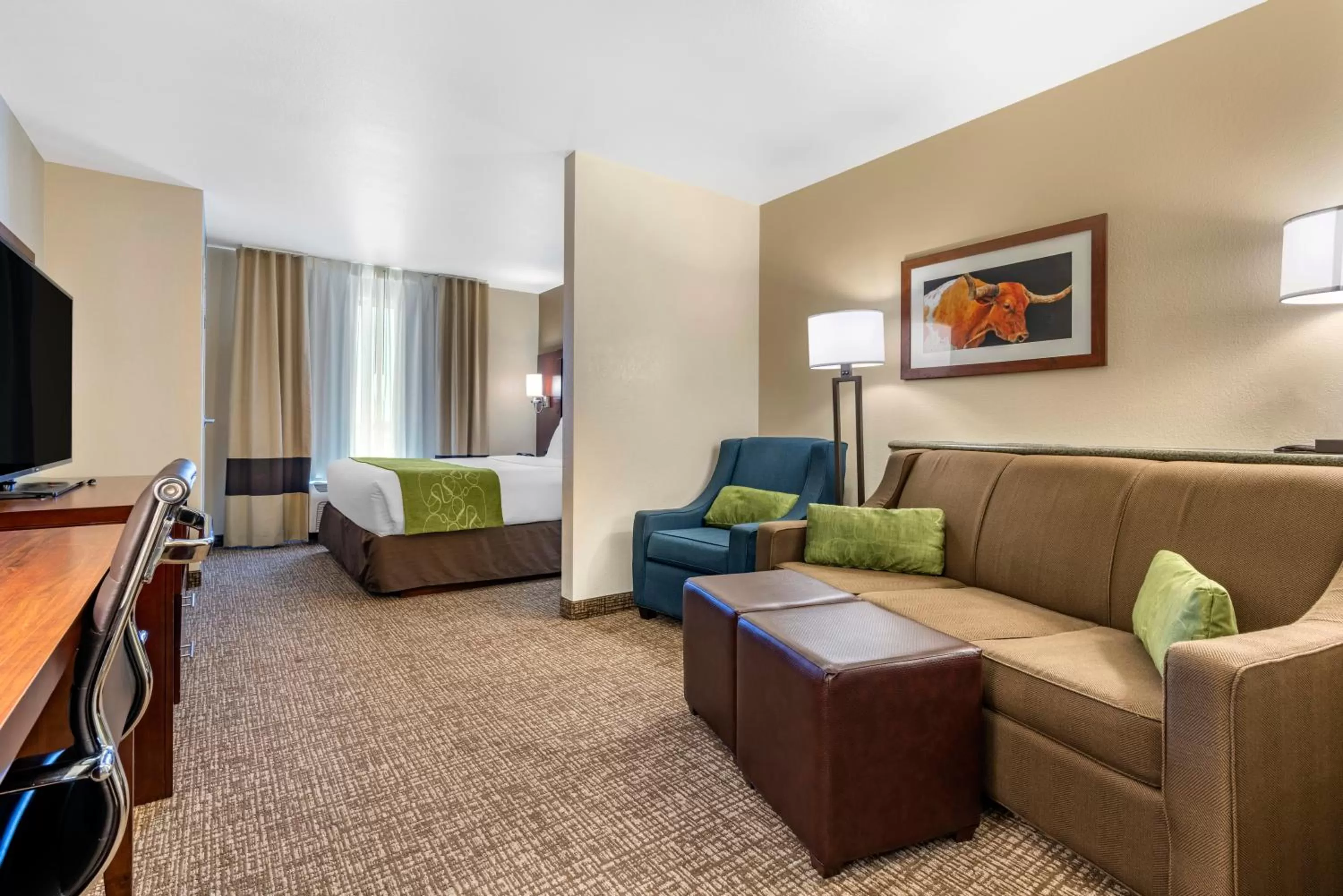 Seating area in Comfort Suites Fernley