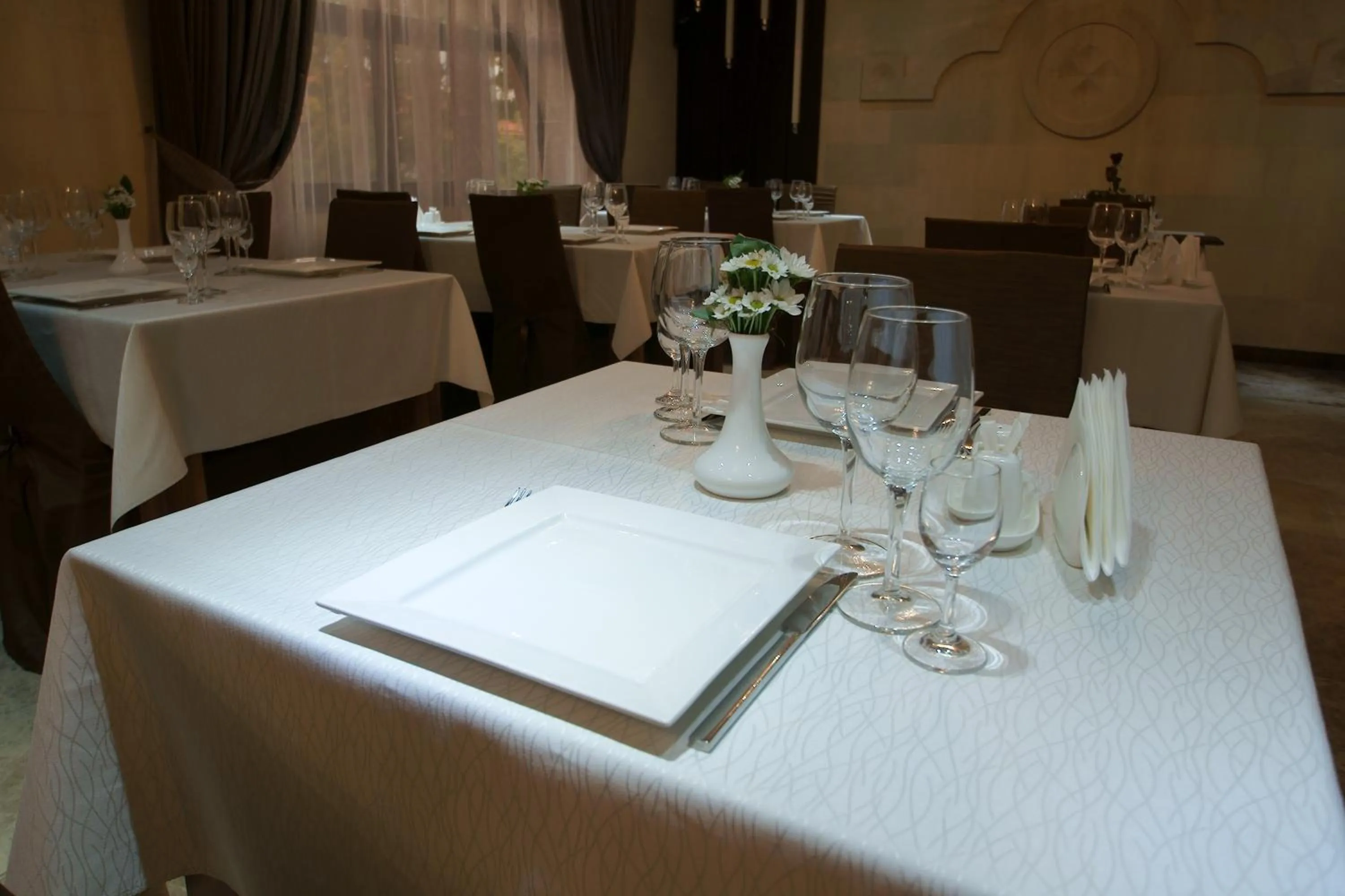 Restaurant/places to eat in Bass Boutique Hotel