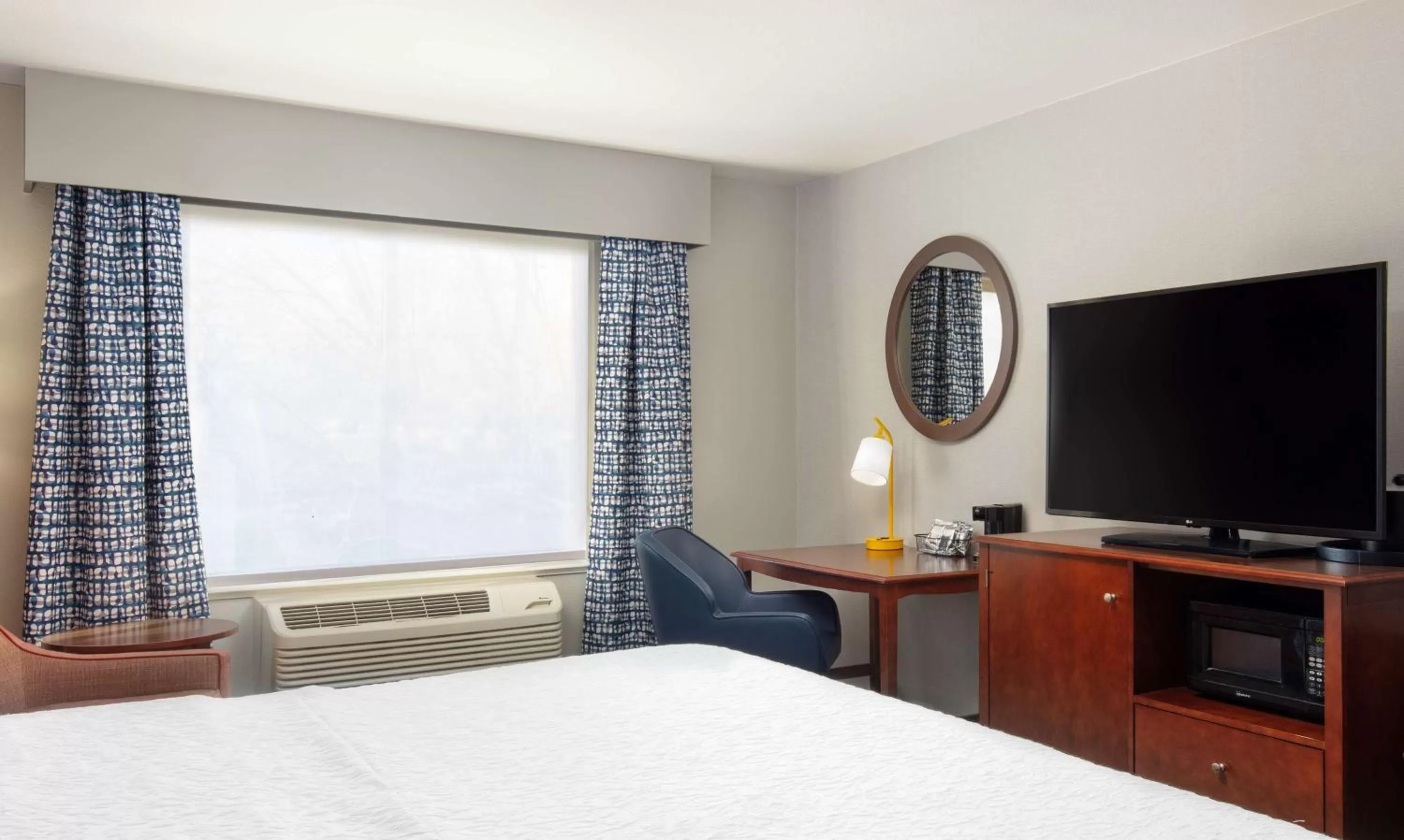 Bedroom, Bed in Hampton Inn Medford