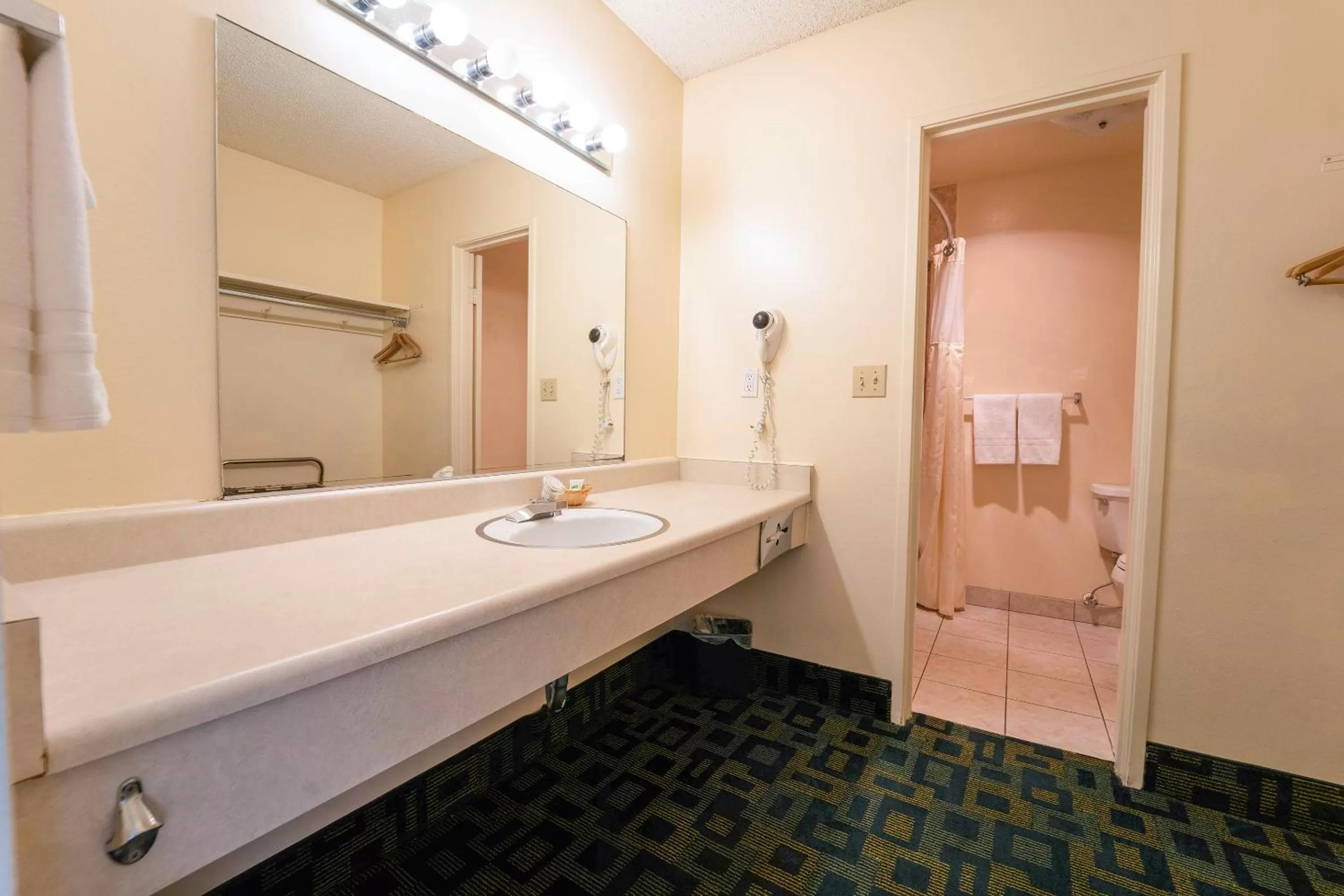 Bathroom in Royal Plaza Inn