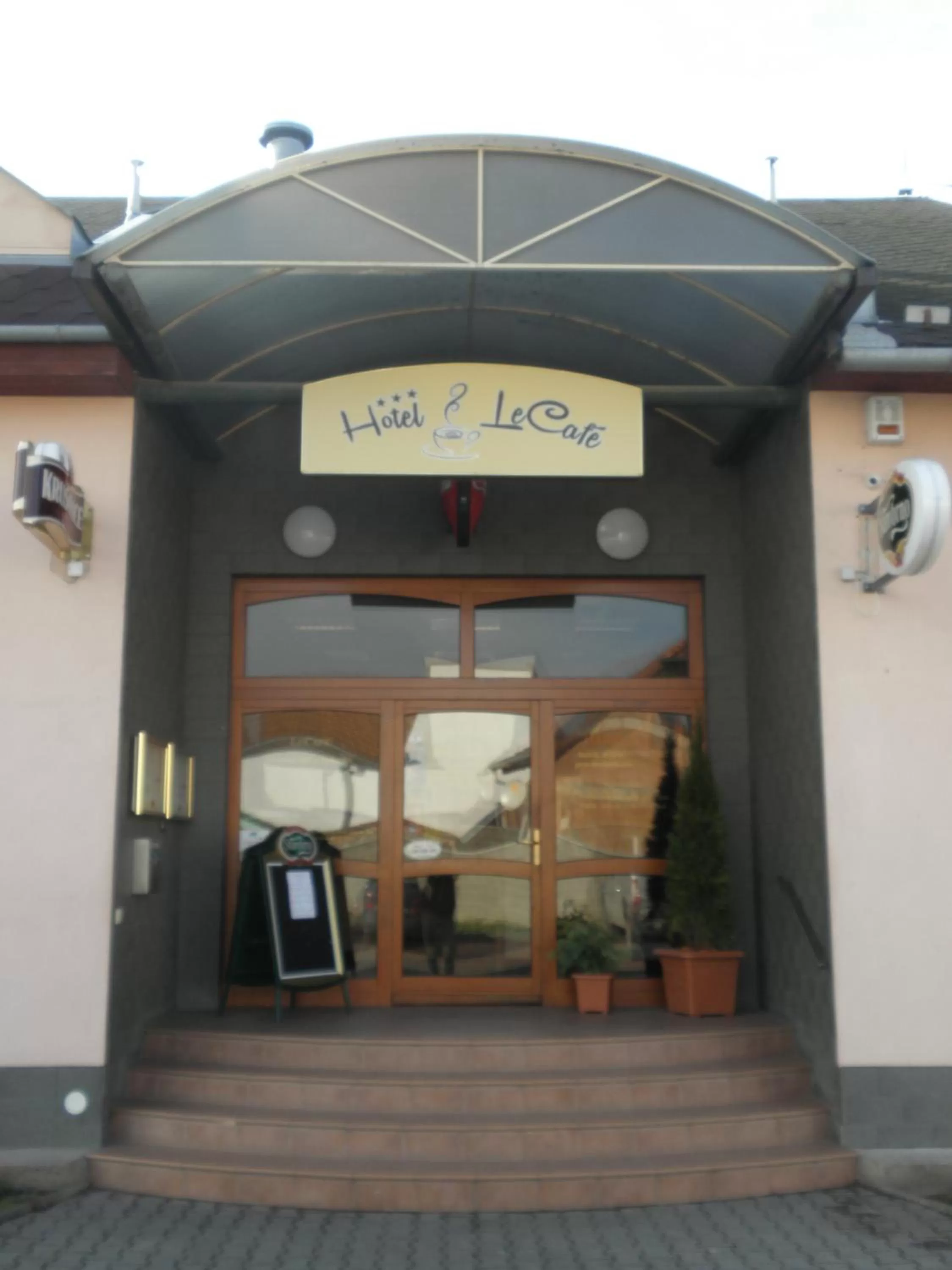 Facade/entrance in Hotel Le Café