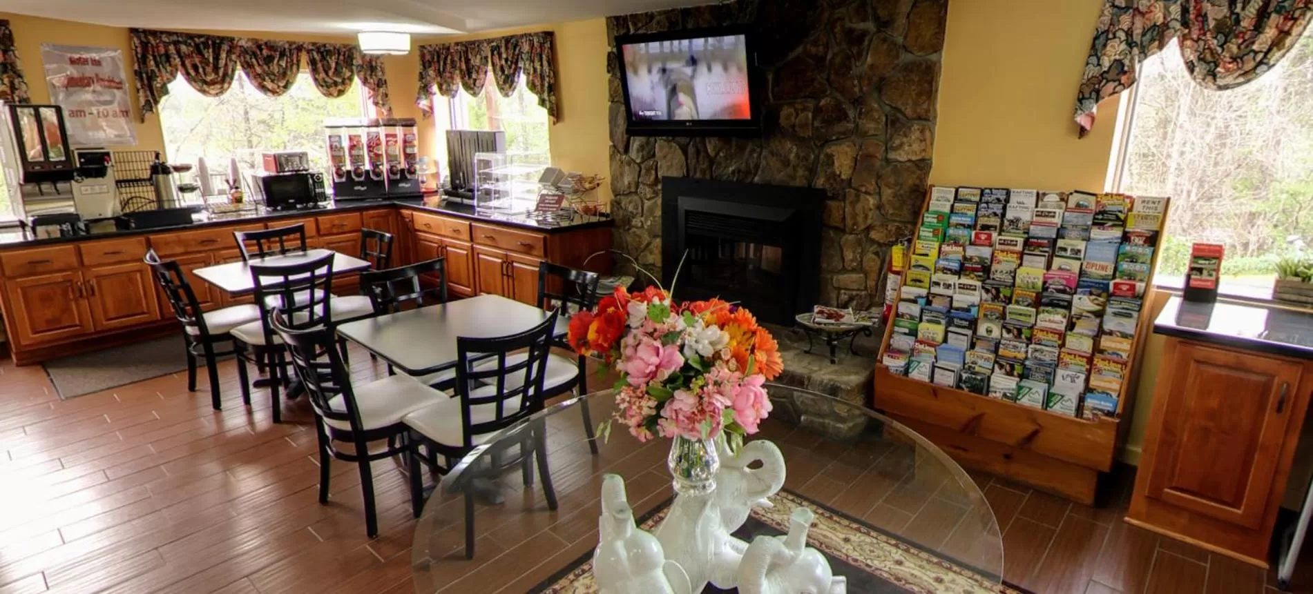 Communal lounge/ TV room in Dahlonega Mountain Inn