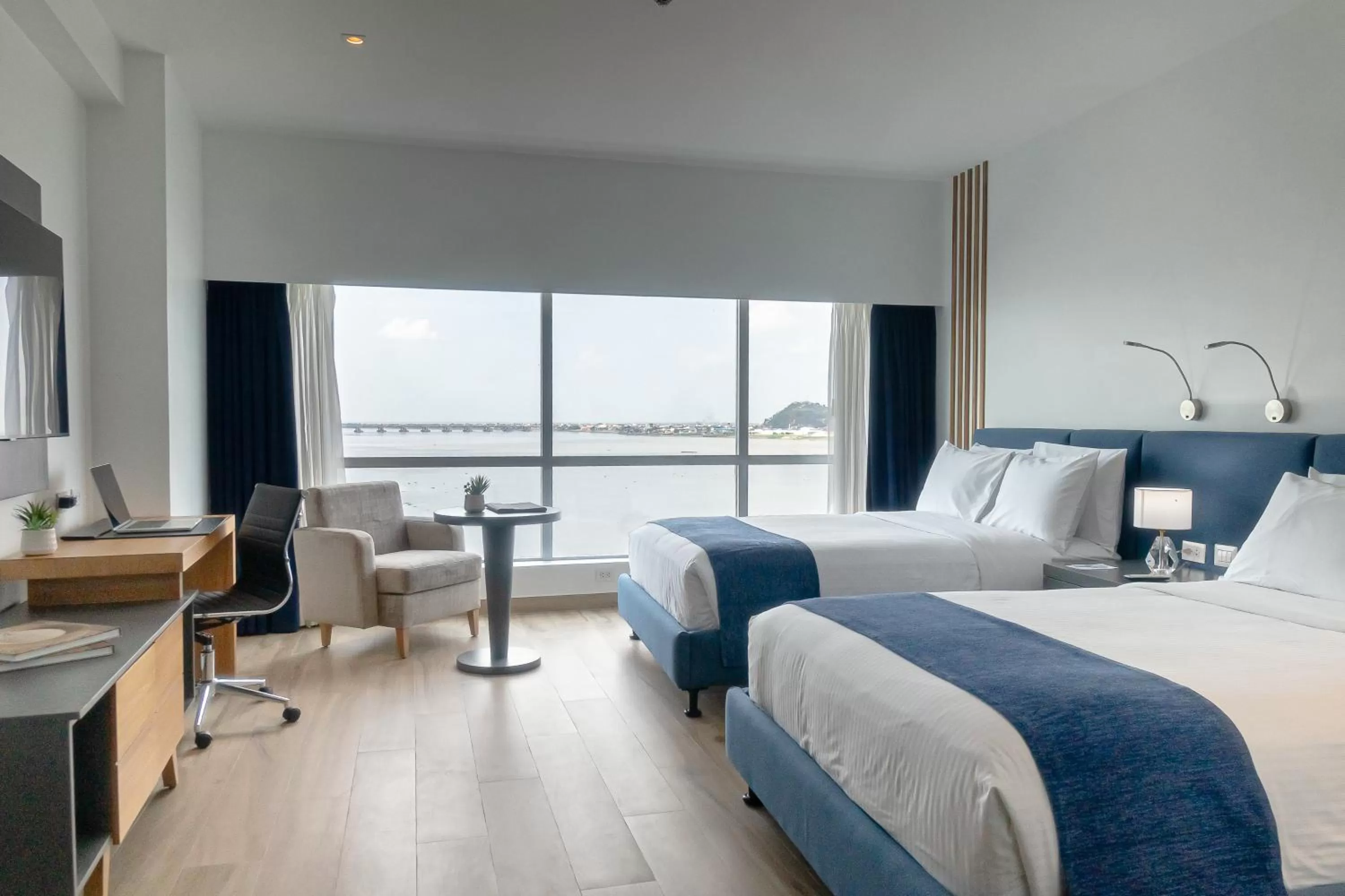 Bed in Wyndham Guayaquil, Puerto Santa Ana