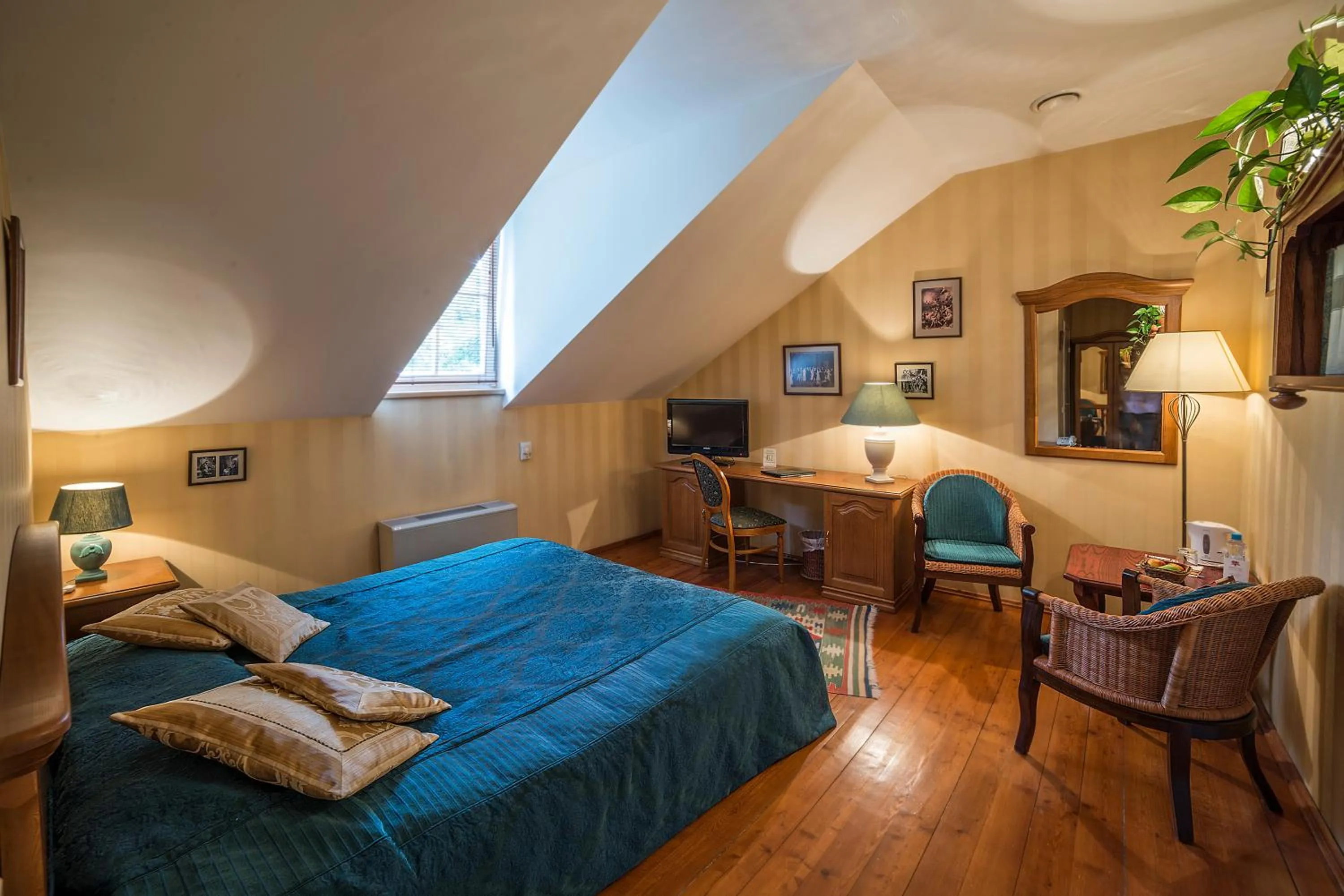 Photo of the whole room, Bed in Shakespeare Boutique Hotel