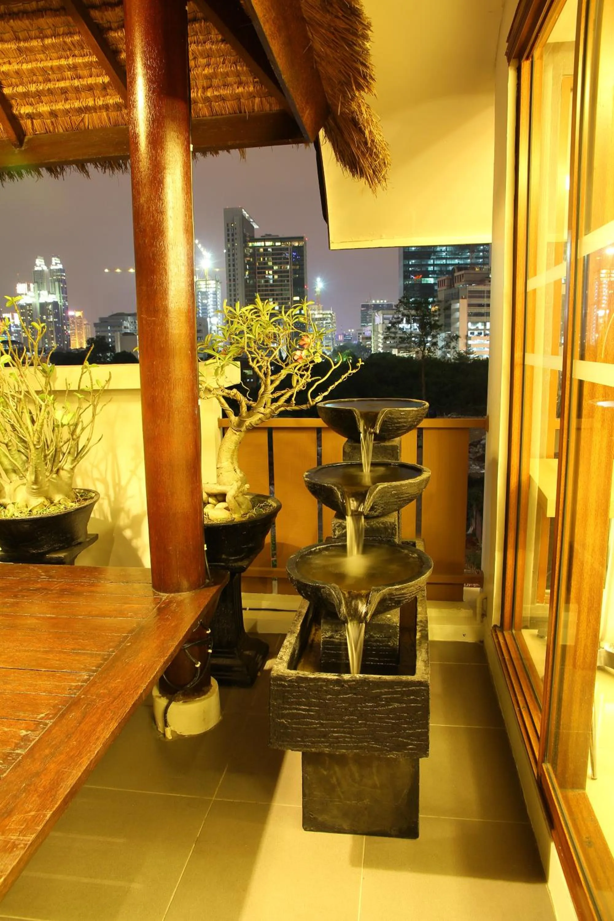 Restaurant/places to eat in Rasuna Mansion