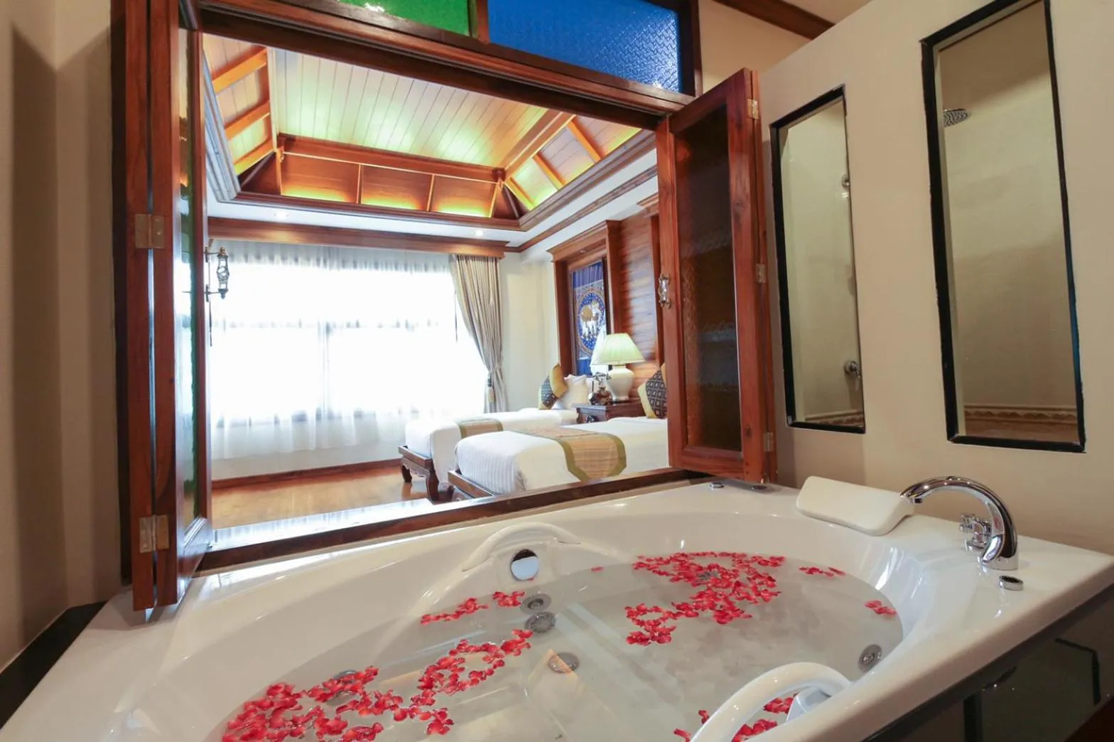 Bathroom, Bed in Pingviman Hotel