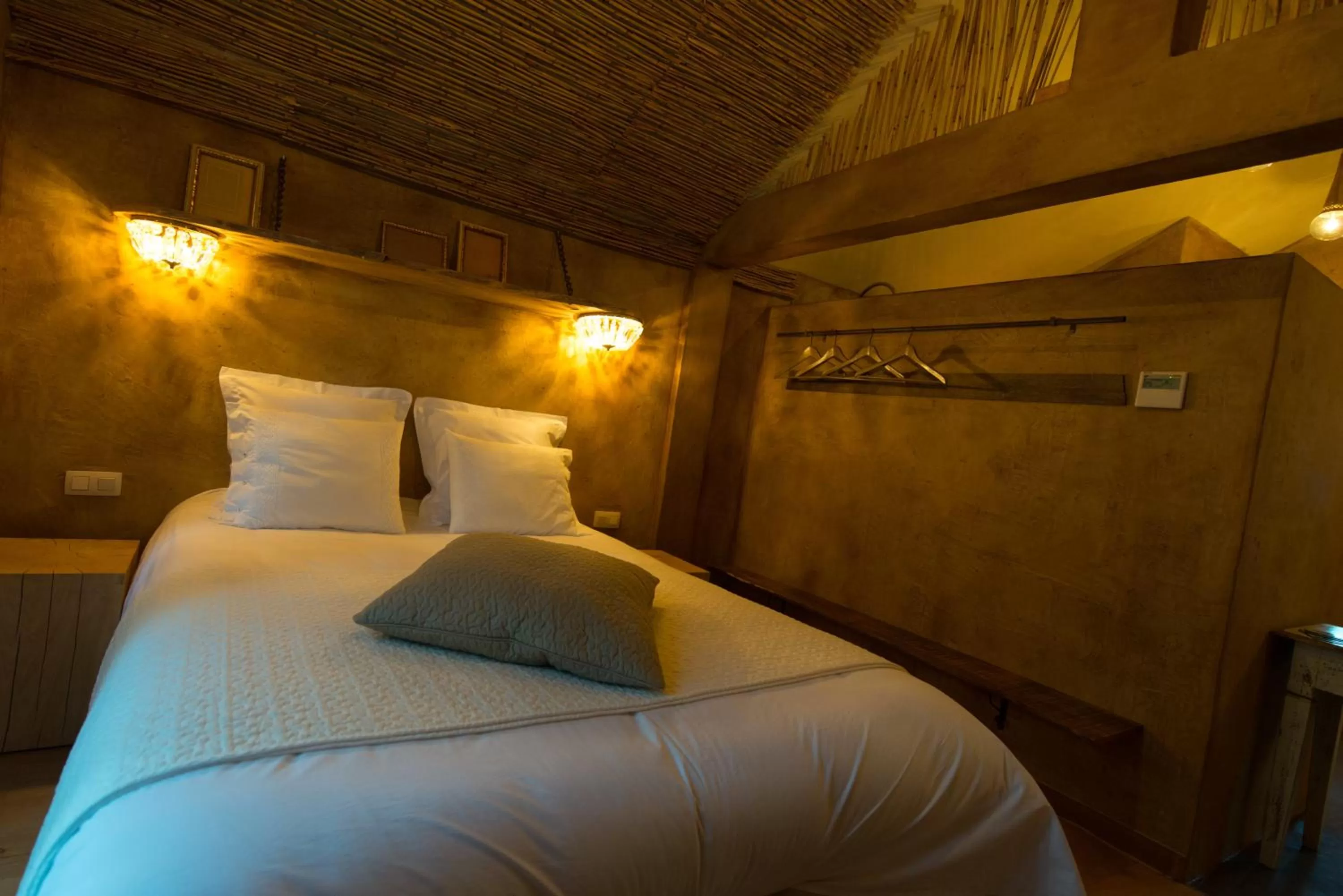 Shower, Bed in Les Chambres du Vivier, chambres d'hôtes et gîte - à 100m -