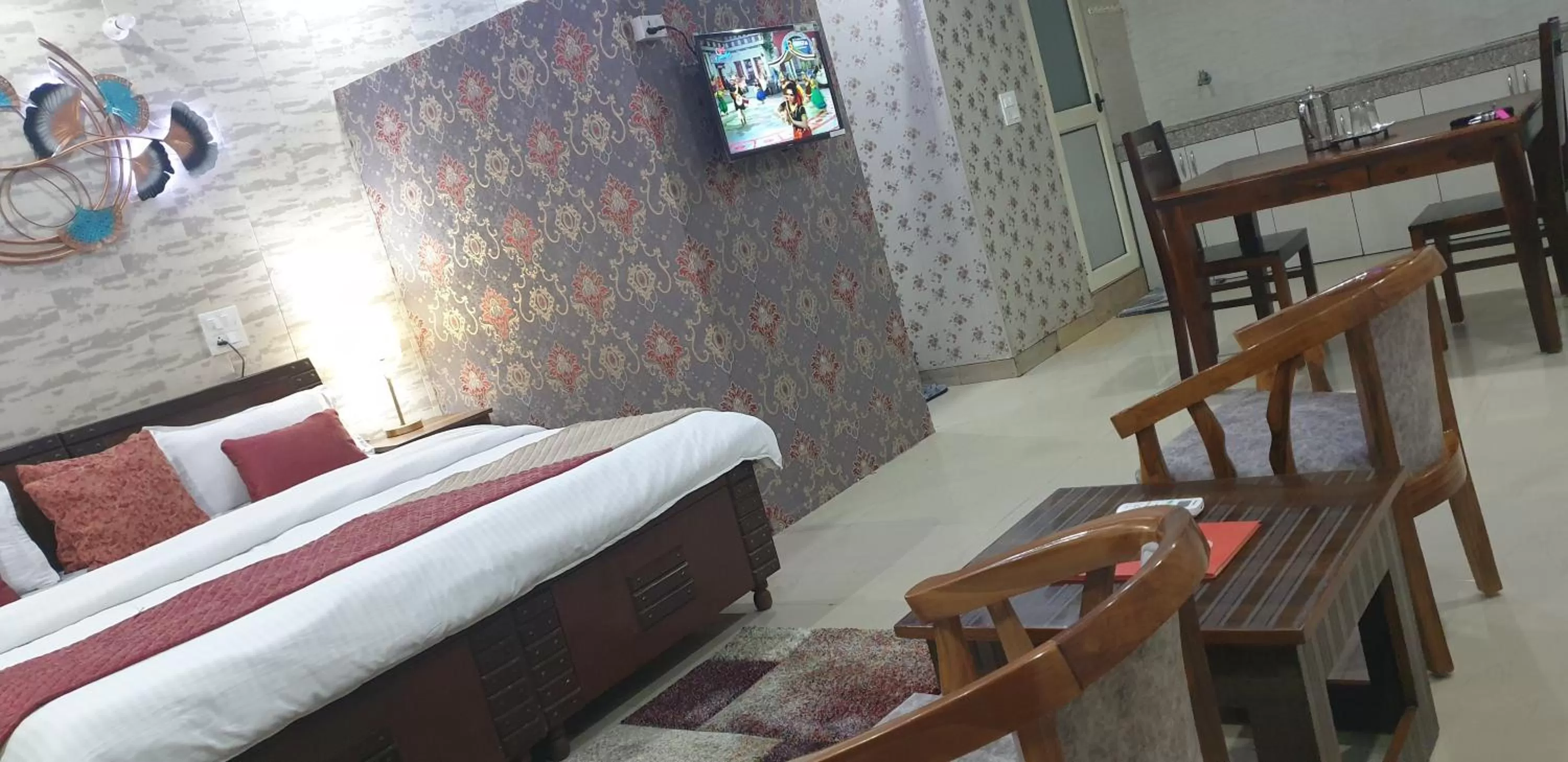 TV and multimedia, Bed in Maple Leaf Hotel