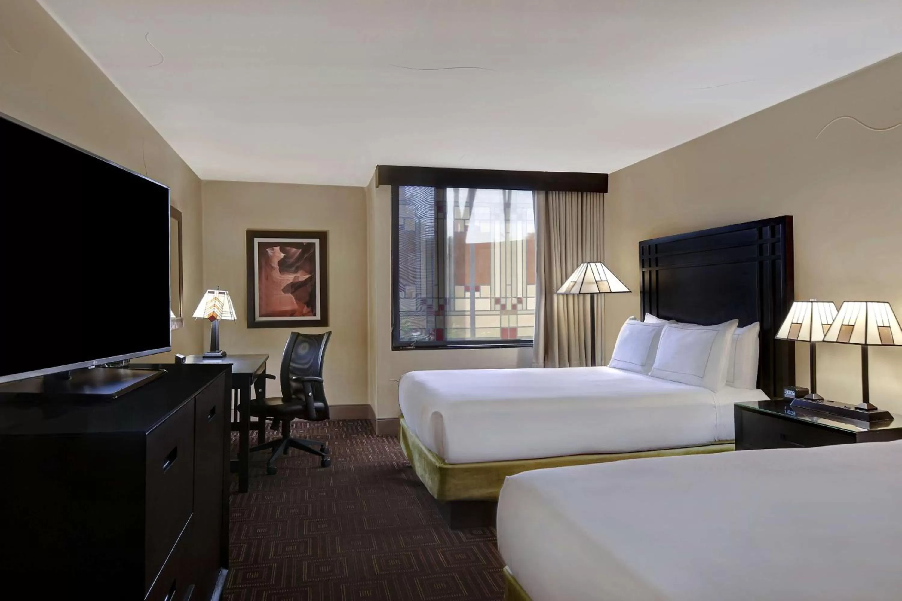 Bed in DoubleTree by Hilton Phoenix- Tempe