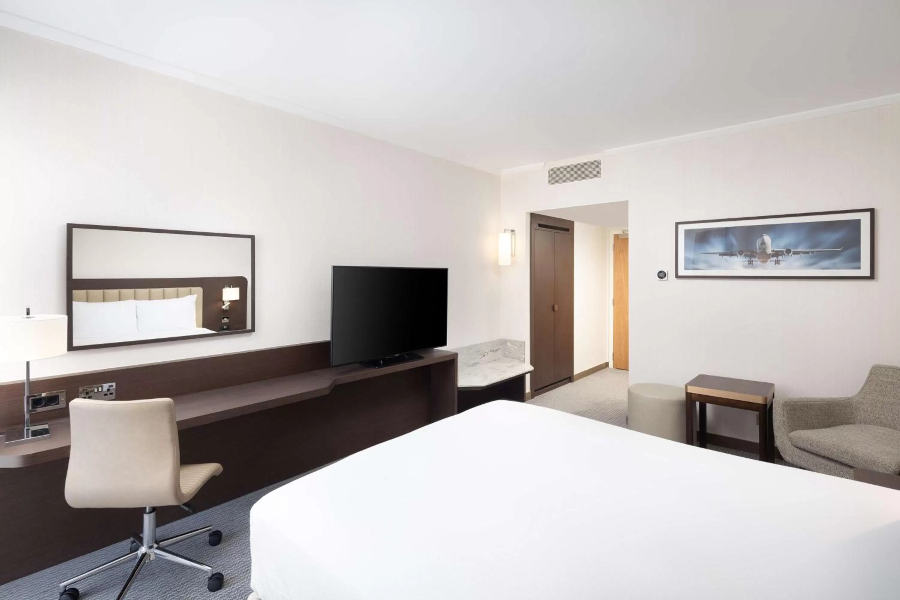 Bedroom, Bed in Hilton London Gatwick Airport