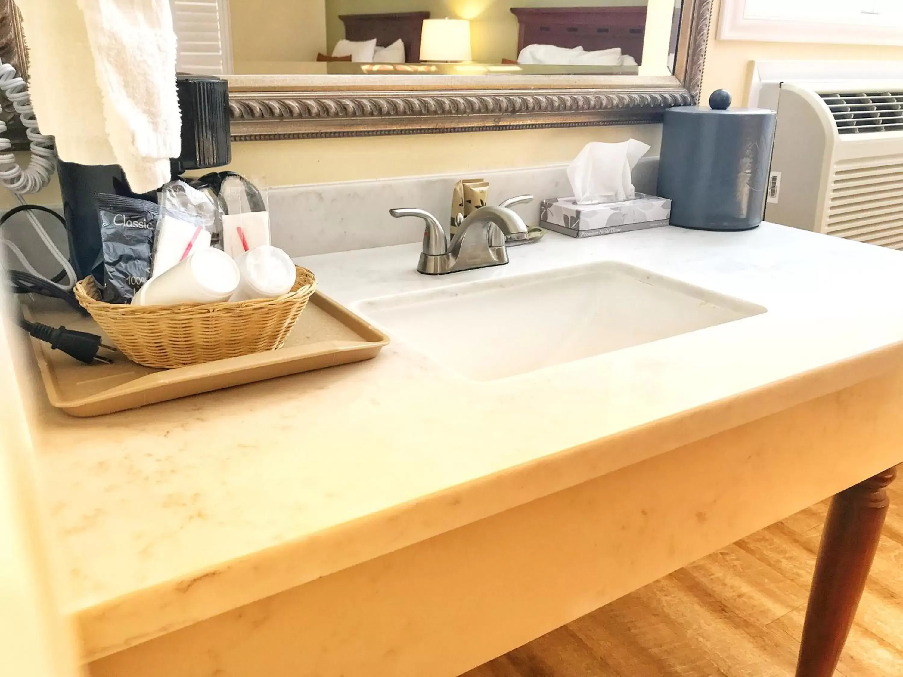 Queen Room - single occupancy - Disability Access in The Old West Inn Queen Room - single occupancy - Disability Access in The Old West Inn