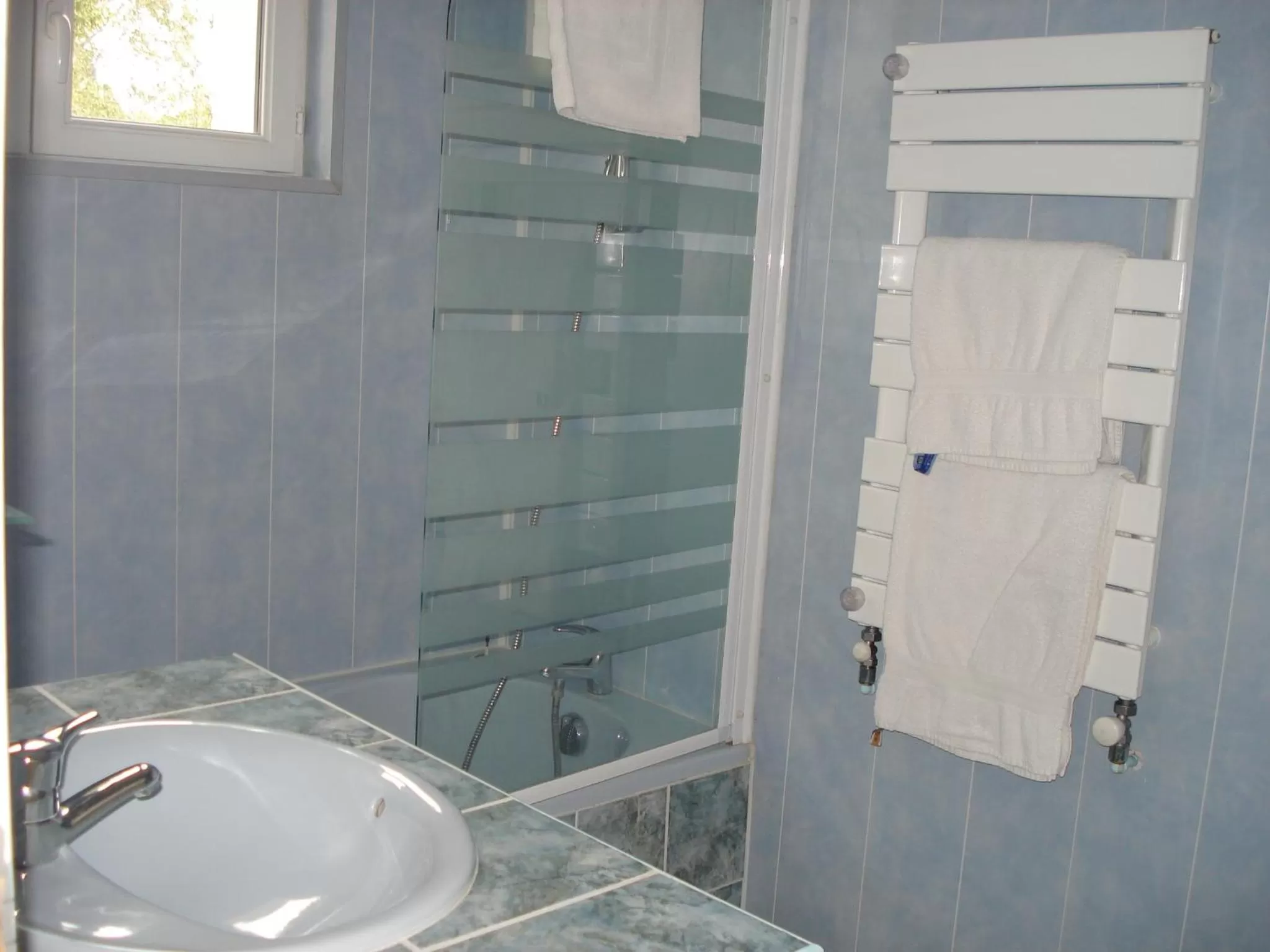 Bathroom in Le Relais de la RN7