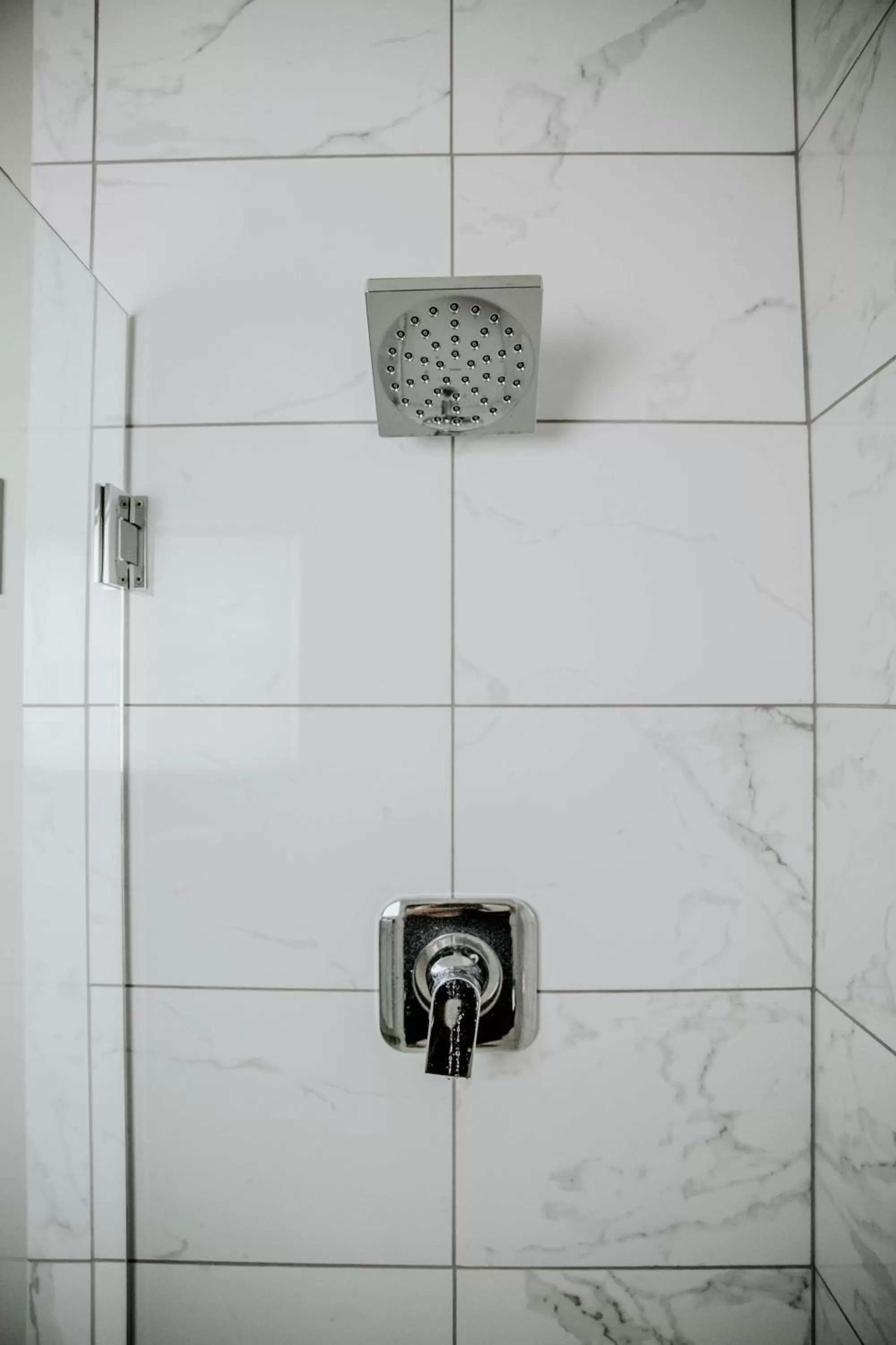 Shower in Geyserville Inn