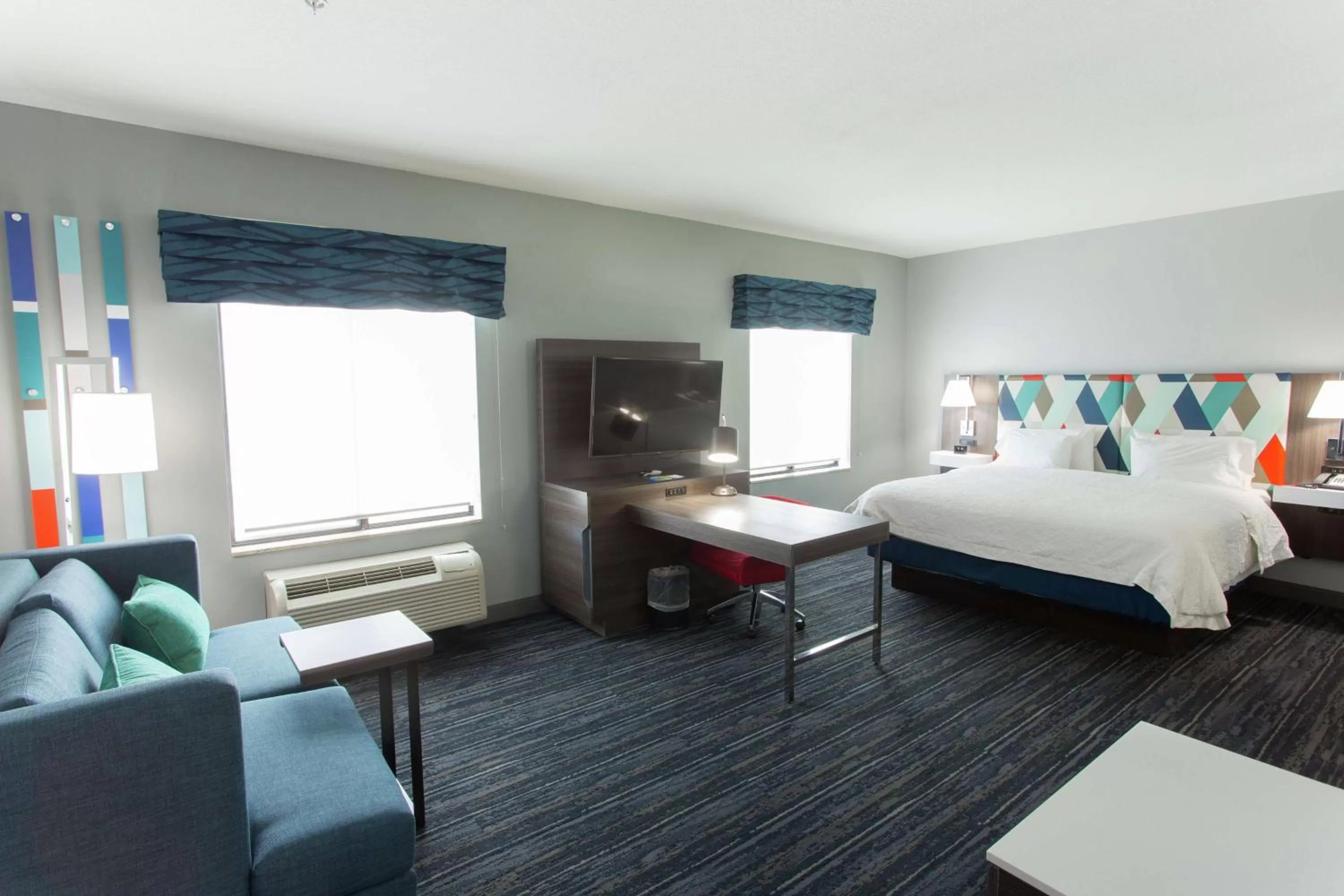 Living room, Bed in Hampton Inn & Suites Ankeny