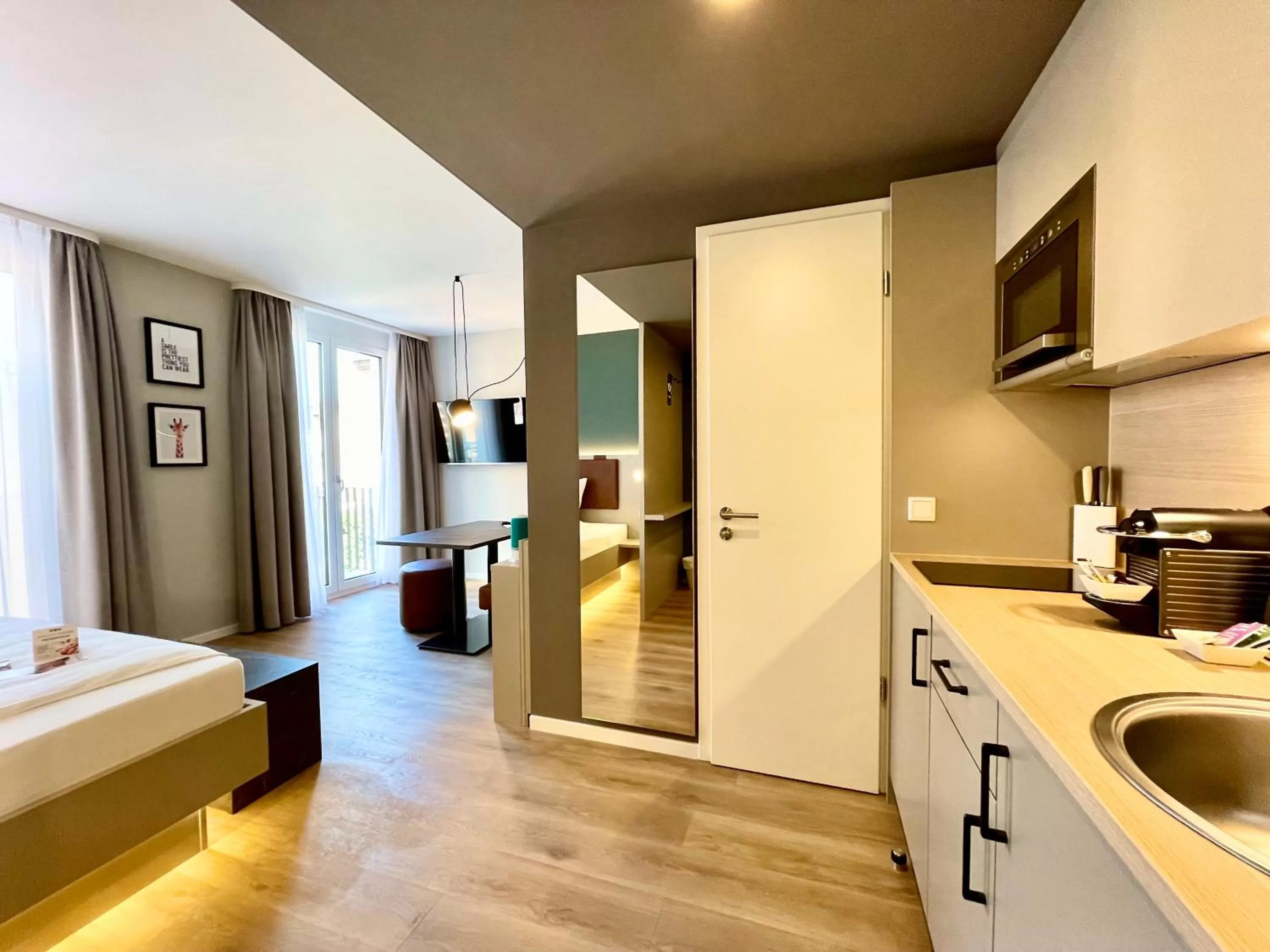 Kitchen or kitchenette, Bed in zeitwohnhaus SUITE-HOTEL & SERVICED APARTMENTS