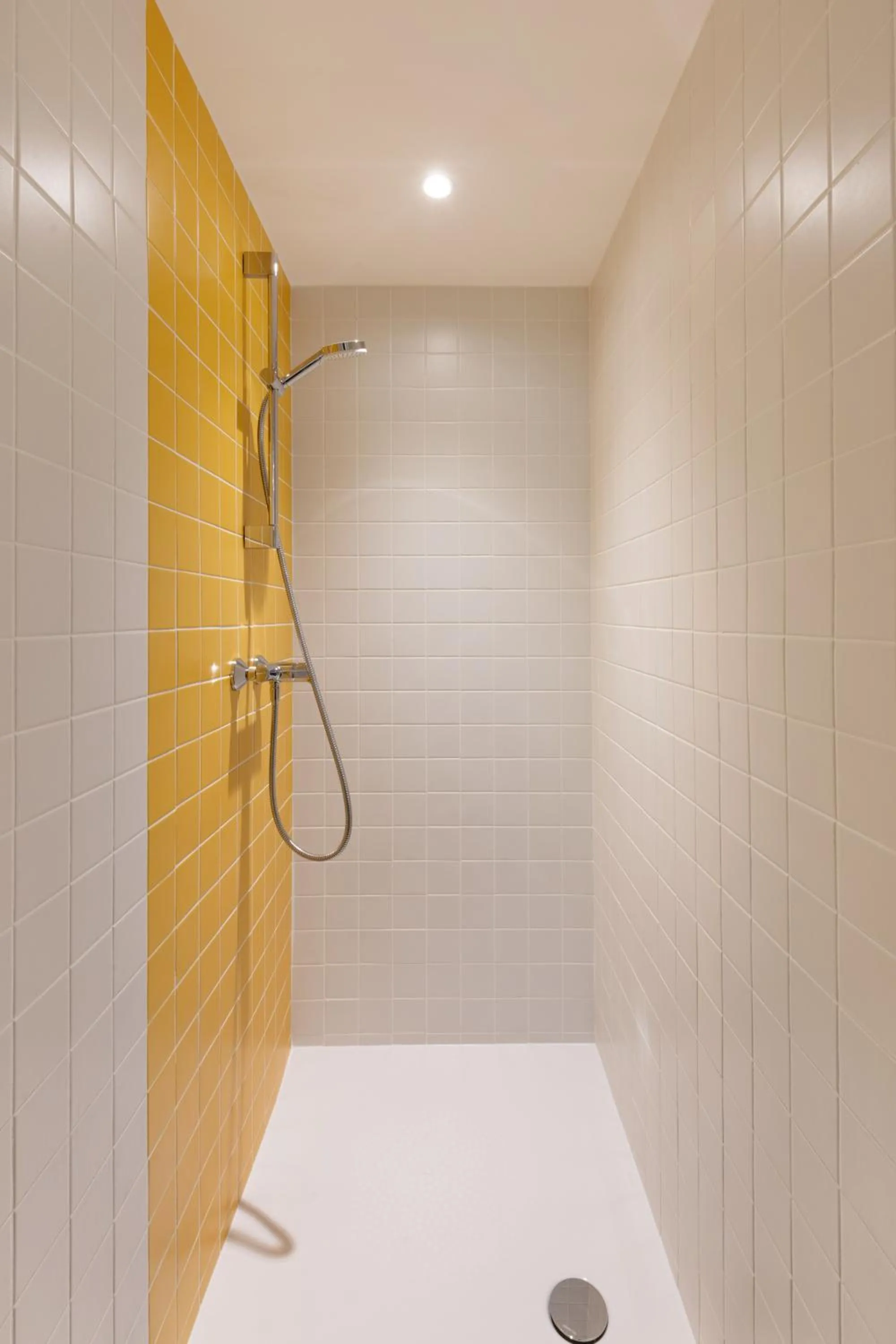 Shower in Auberge de jeunesse Hosho Paris Sud - Porte d'Italie