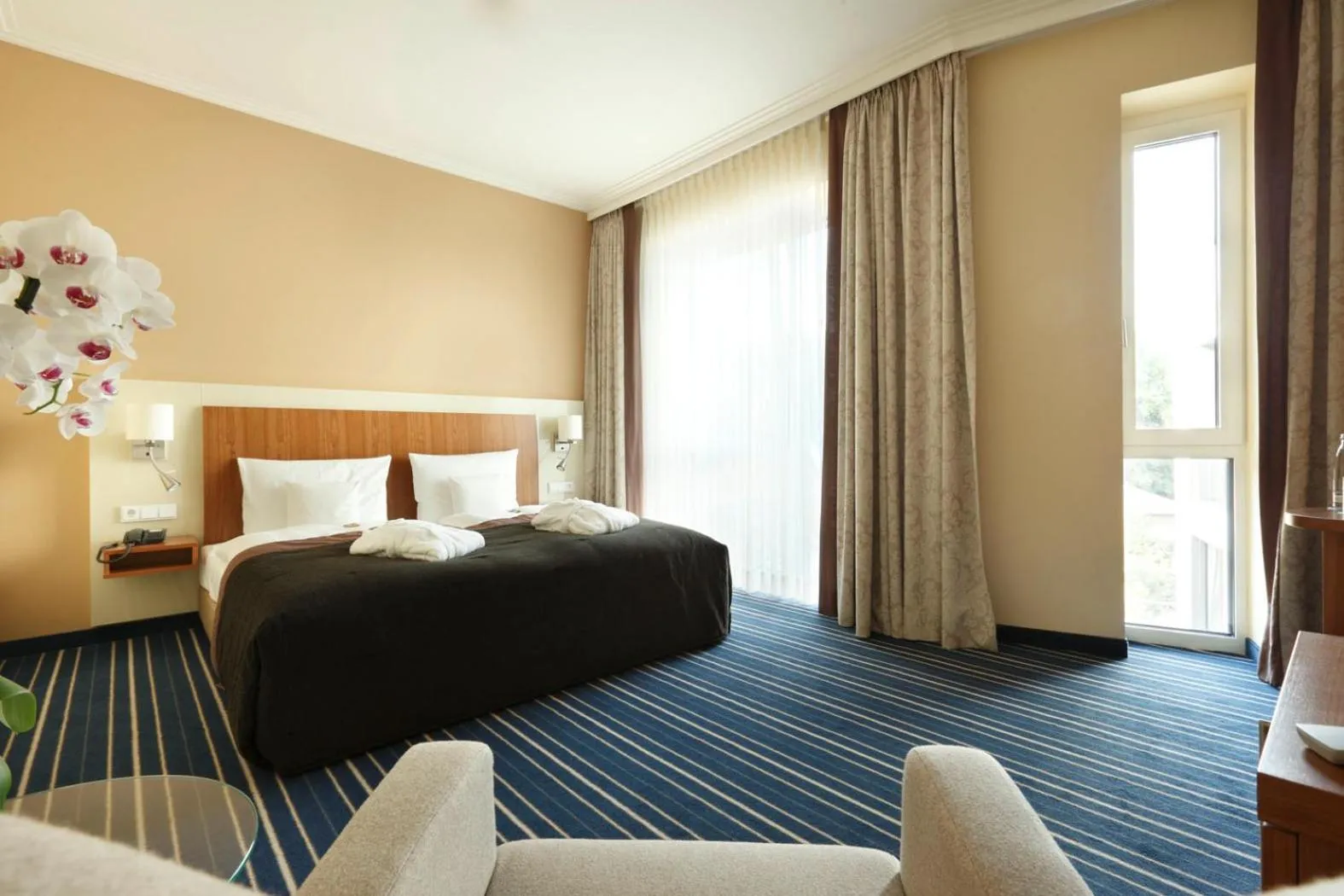 Photo of the whole room, Bed in Lind Hotel