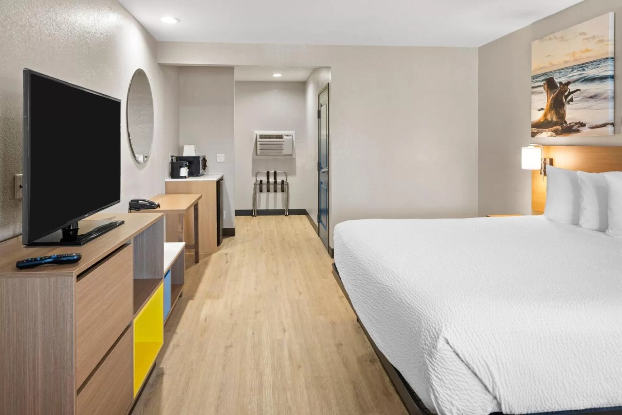 Photo of the whole room, Bed in Days Inn by Wyndham San Diego-East/El Cajon