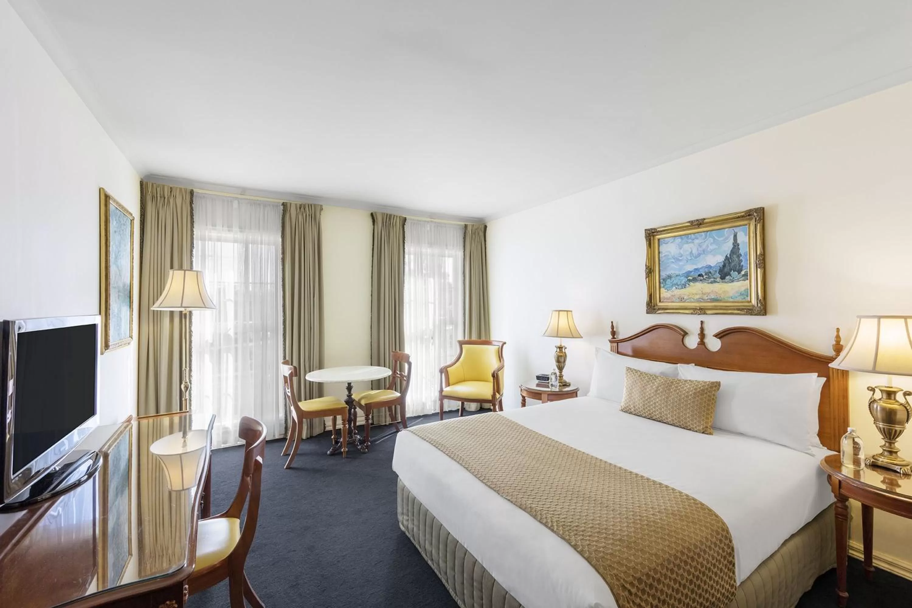 Bedroom, Bed in Canterbury International Hotel