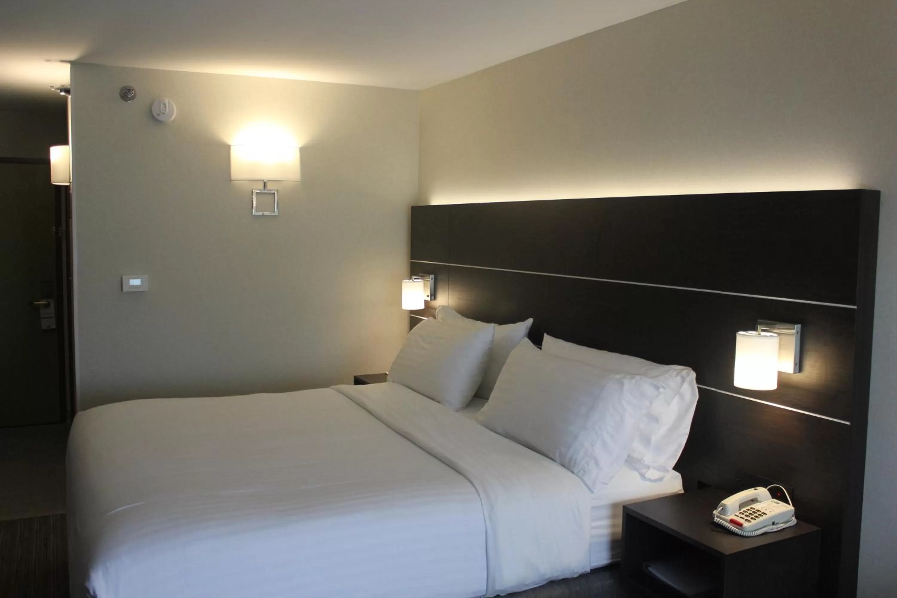Photo of the whole room, Bed in Holiday Inn Express Corydon by IHG