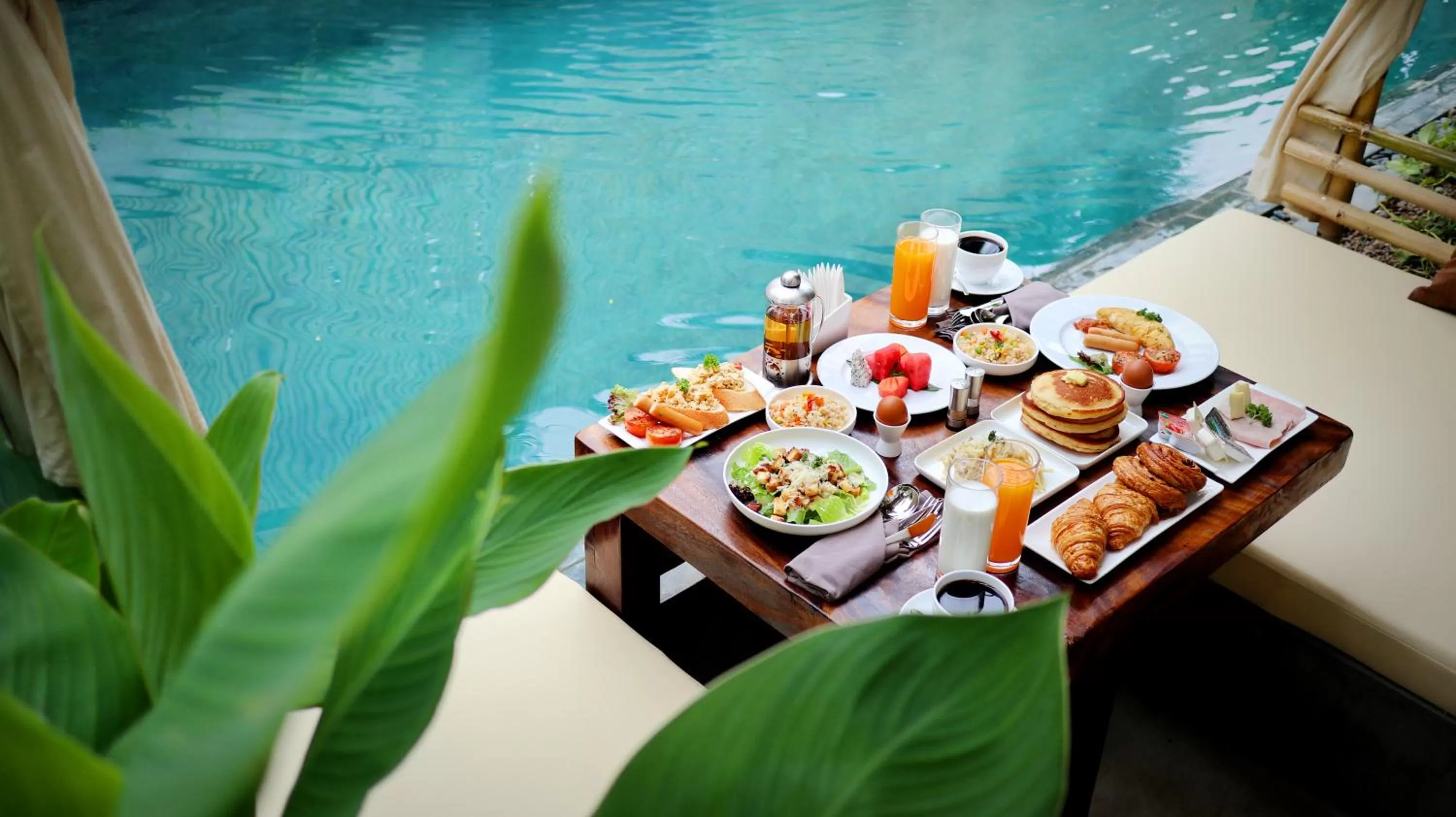 Restaurant/places to eat in Sarina Hotel & Villa