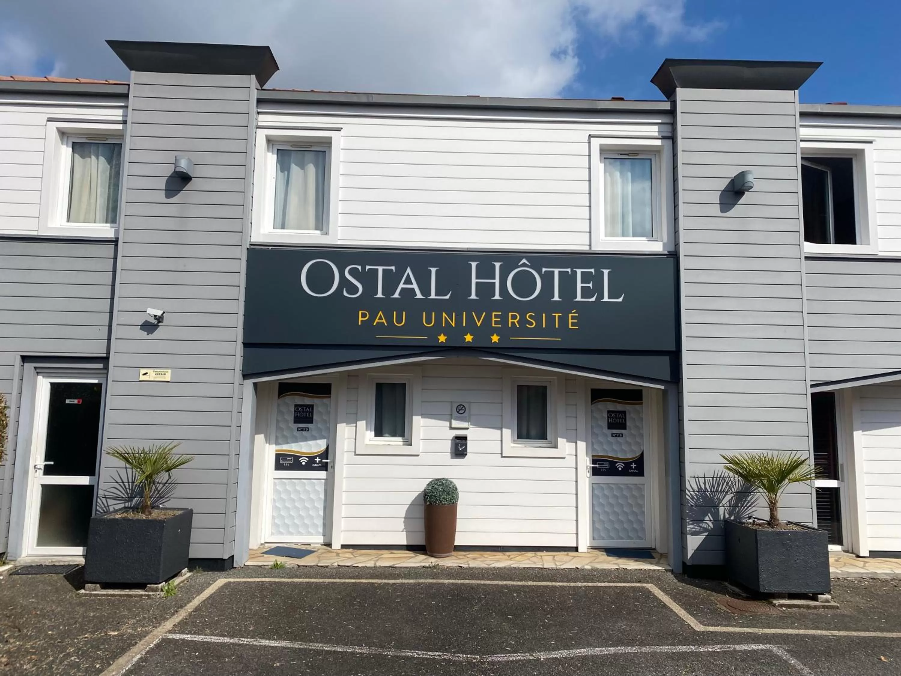 Property building in Ostal Pau Universite - Sure Hotel Collection by Best Western