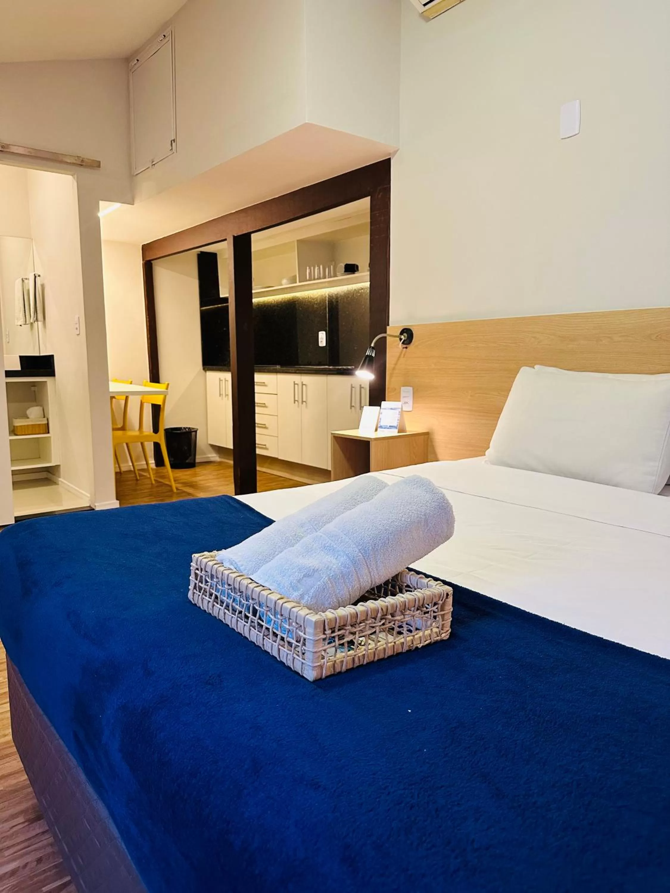 Photo of the whole room, Bed in Injoy Suítes & Aparts