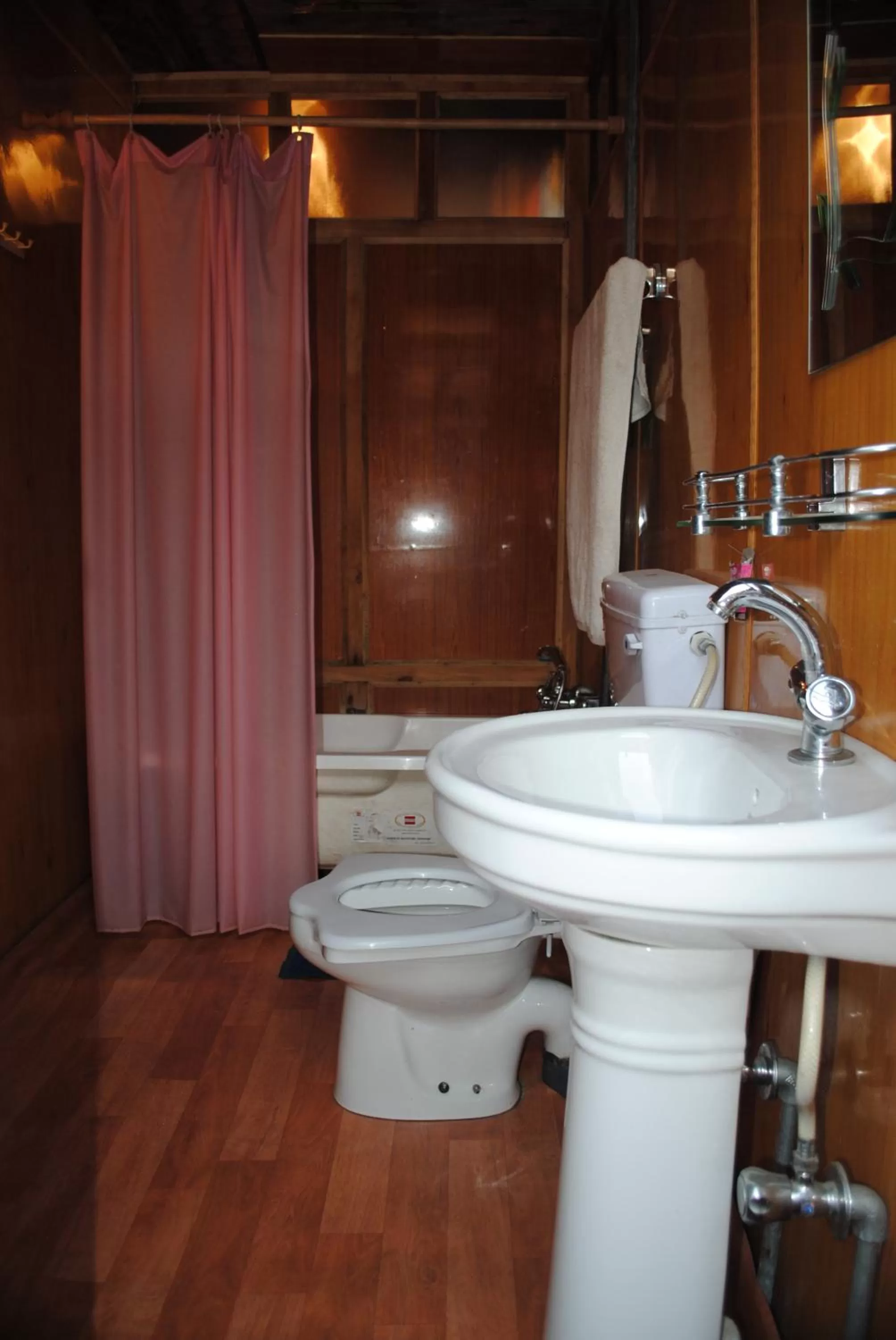 Bathroom in Houseboat Zaindari Palace