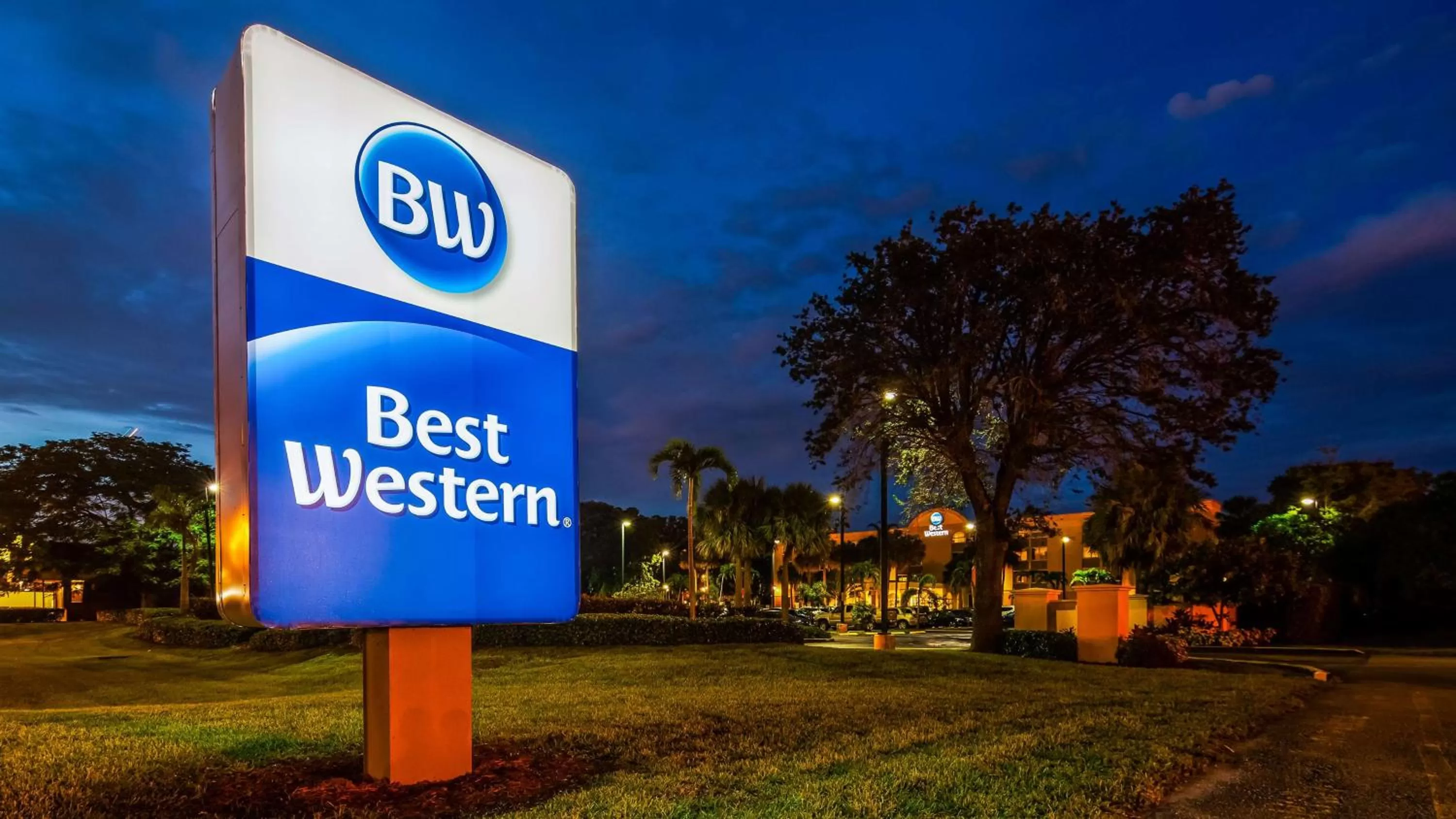 Property building in Best Western Ft Lauderdale I-95 Inn