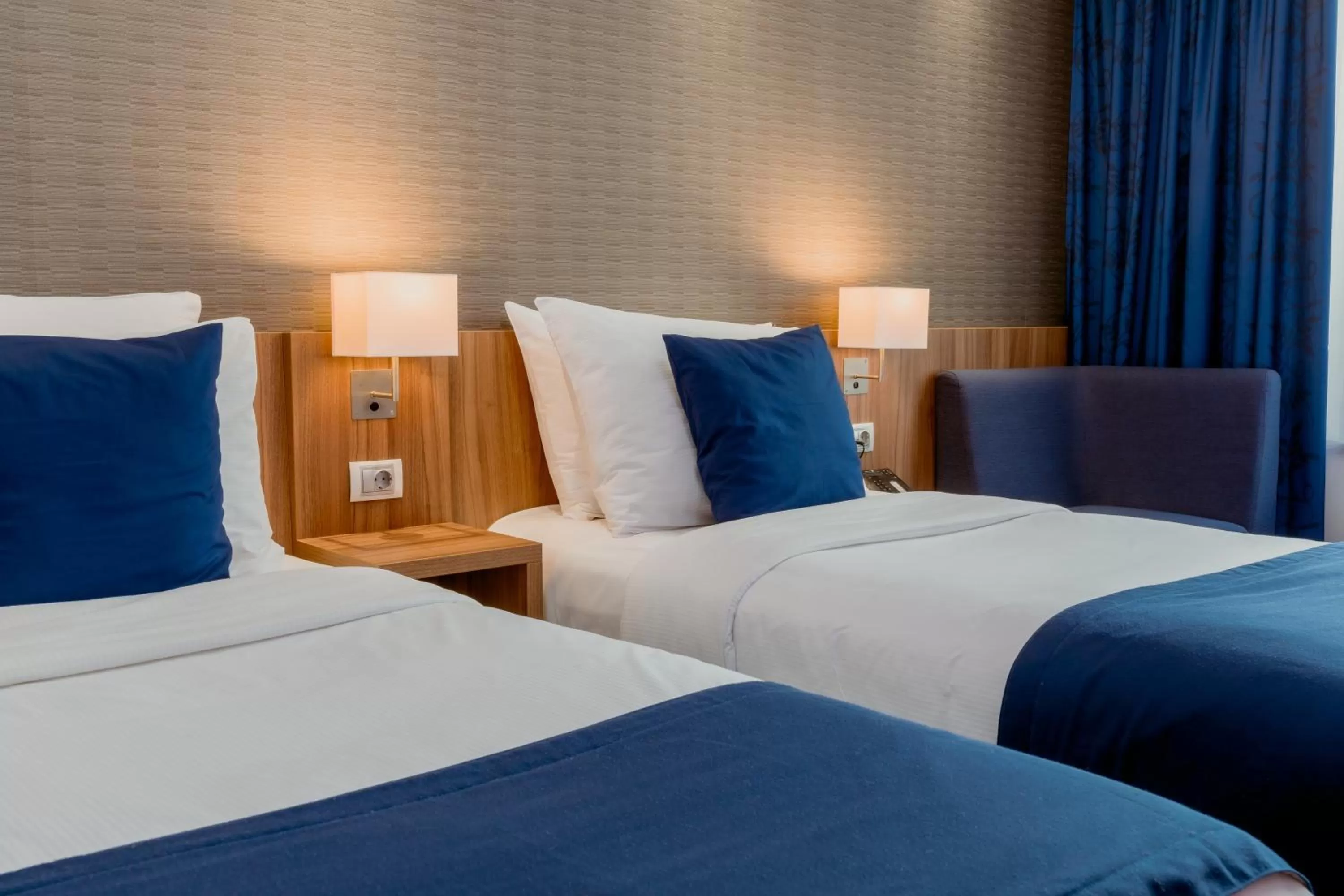 Property building, Bed in Holiday Inn Express Belgrade - City, an IHG Hotel