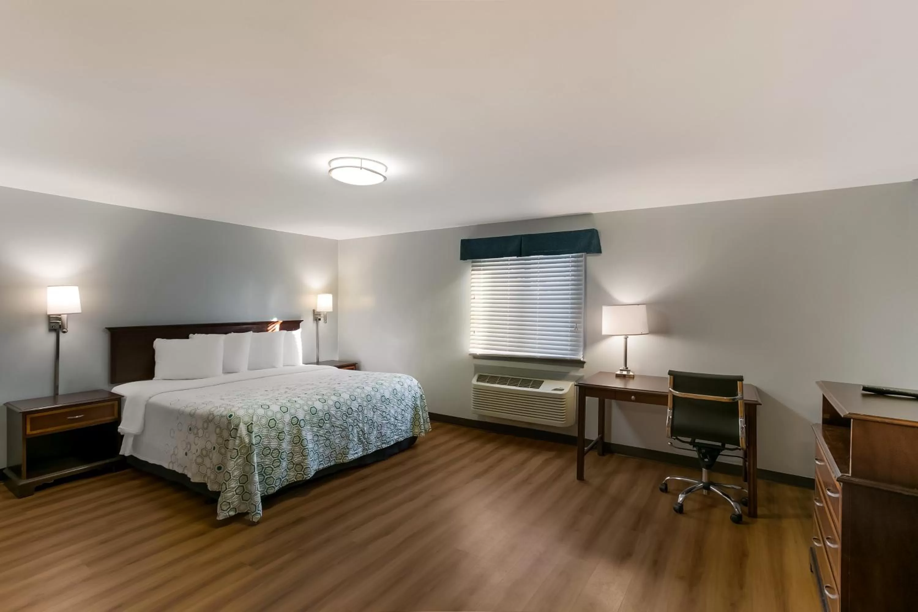 Bedroom, Bed in HomeTowne Studios by Red Roof Denver, PA