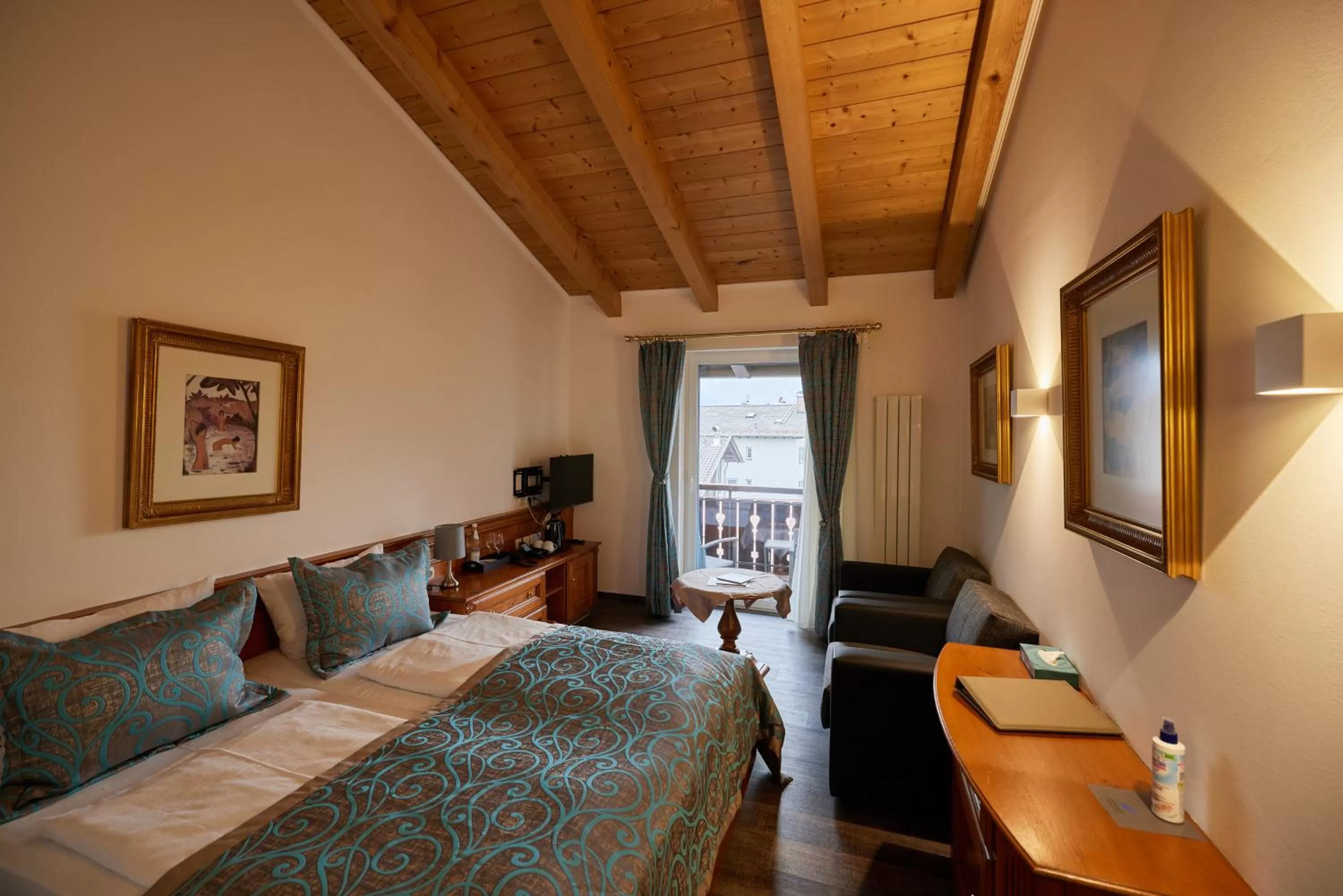 Photo of the whole room in Atlas Posthotel