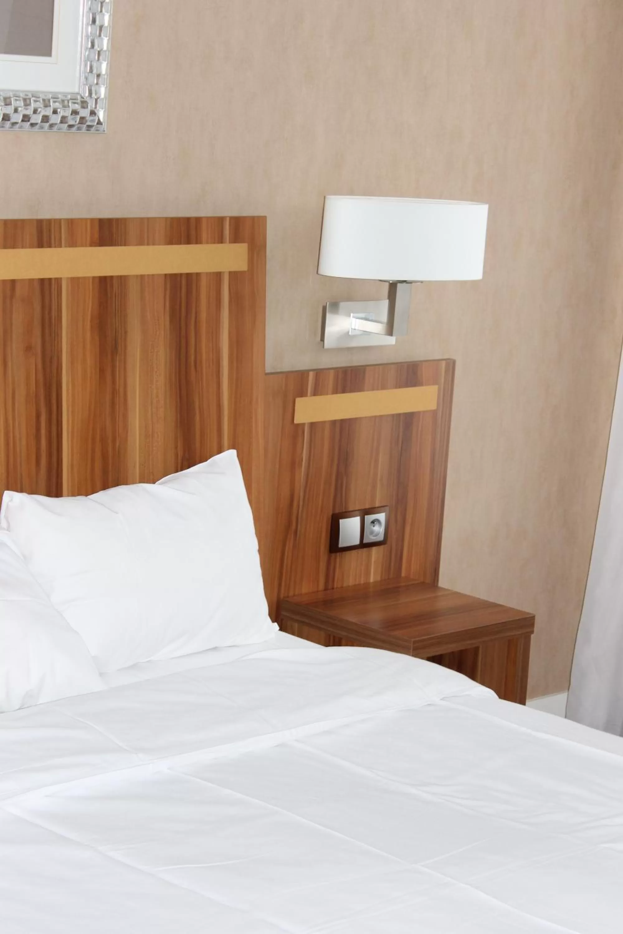 Bed in Hotel The Originals du Grand Monarque Nantes Gare