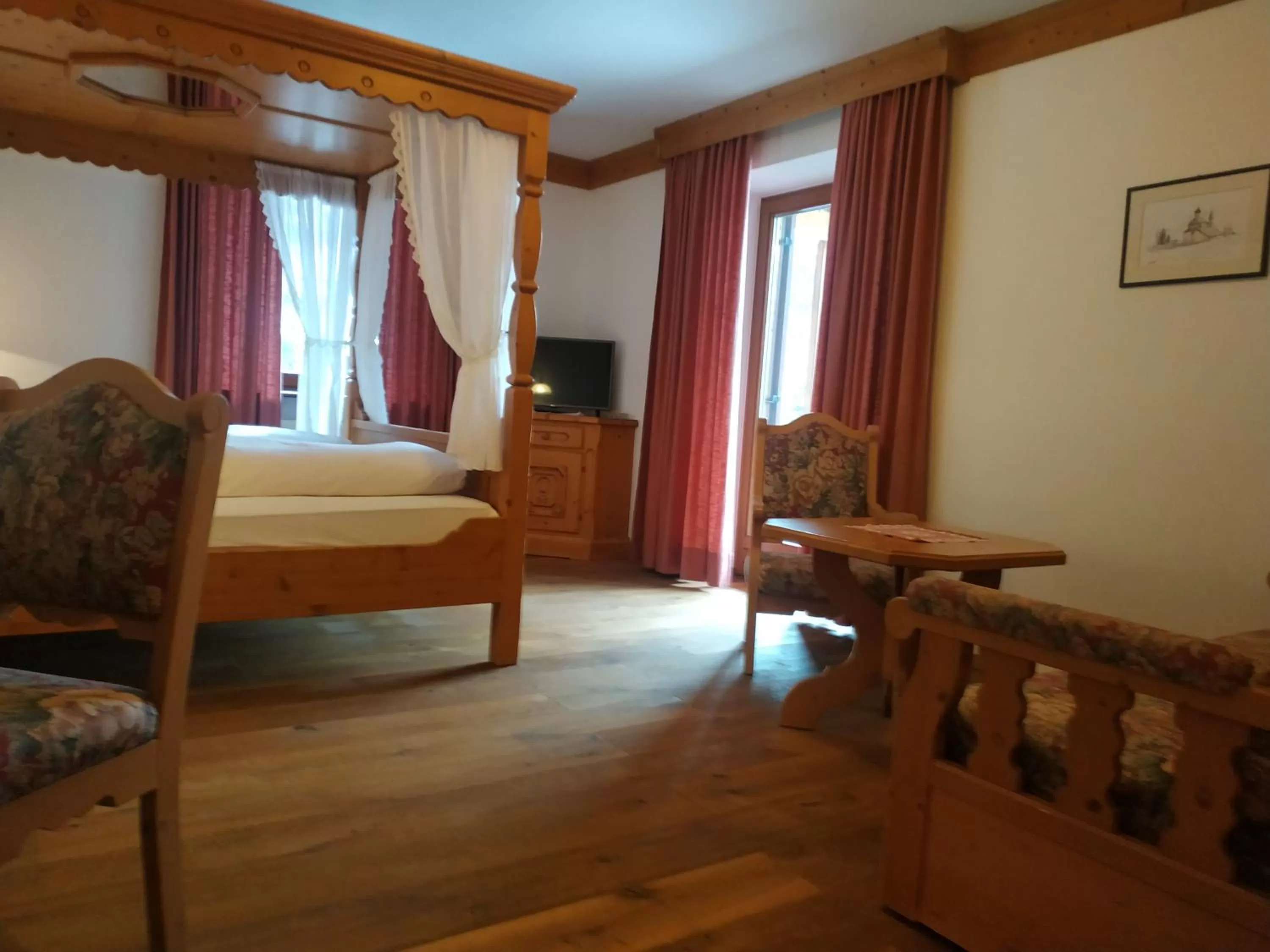 Seating area, Bed in Sport Hotel Wildgall