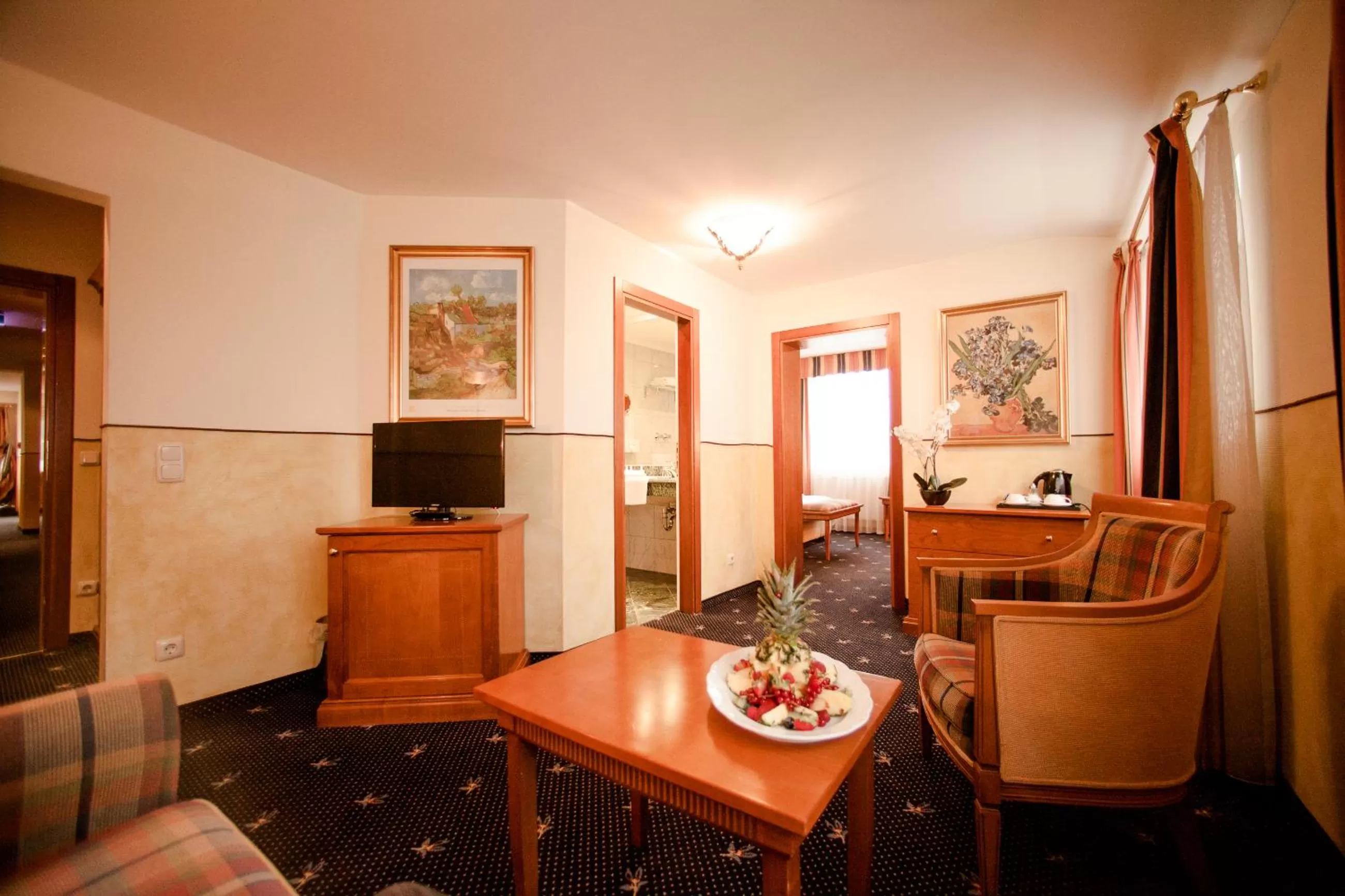 room service in Schlosshotel Grünwald