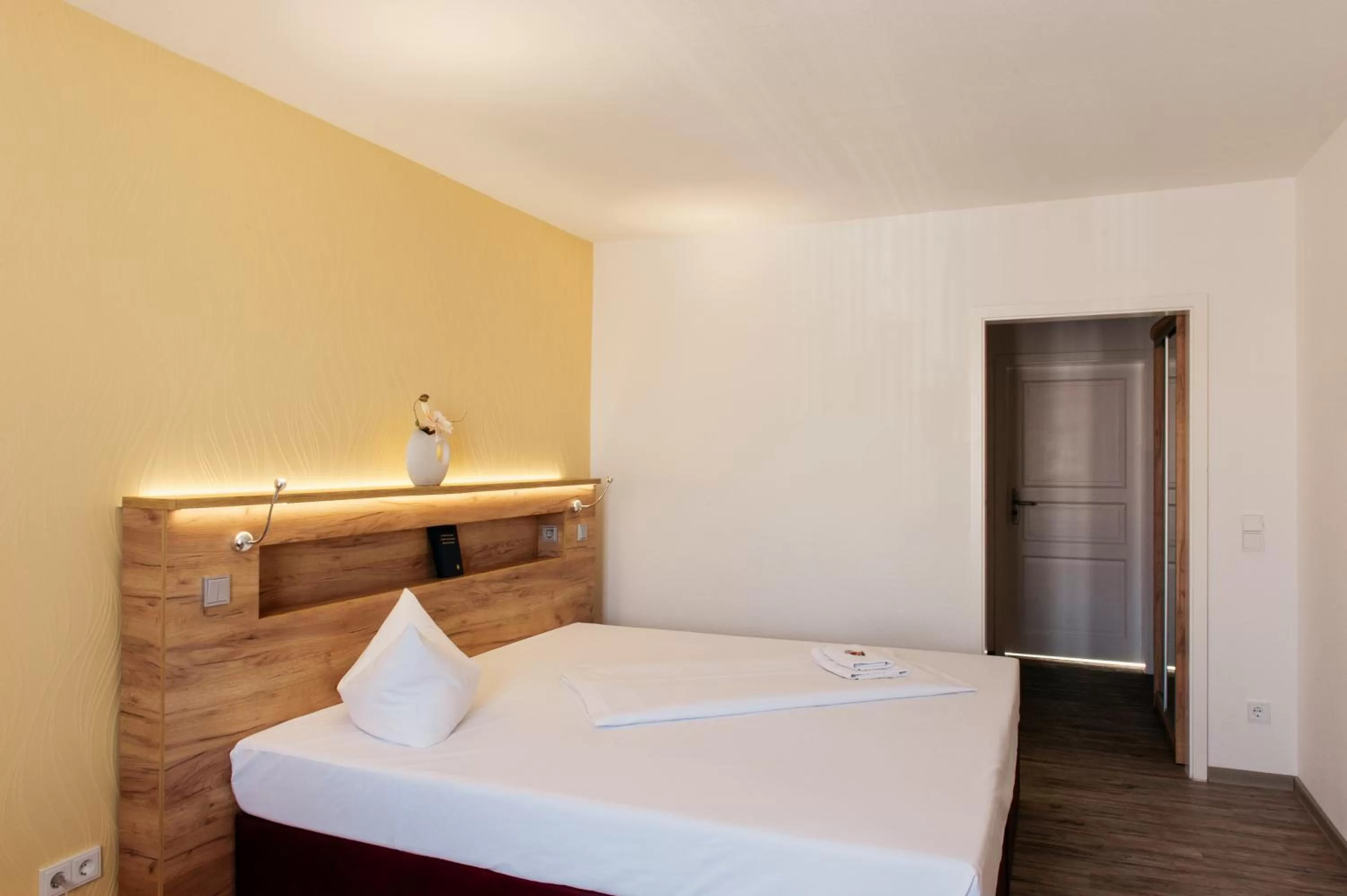 Photo of the whole room, Bed in Hotel & Restaurant "Deutscher Kaiser"