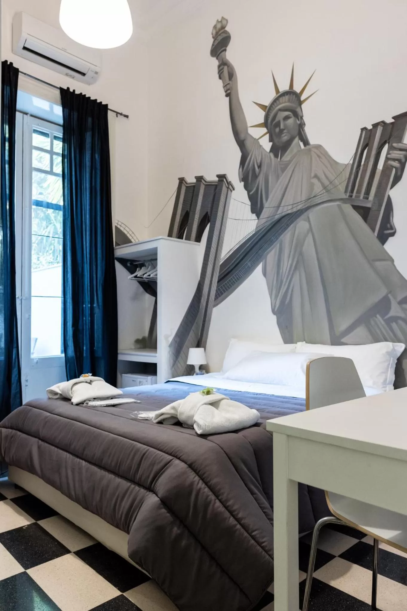 Bedroom, Bed in Giro nel mondo