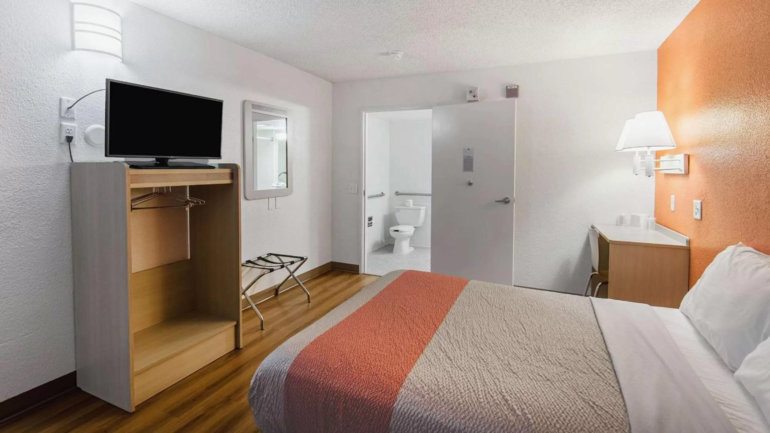 Bedroom, Bed in Motel 6-Medford, OR - North