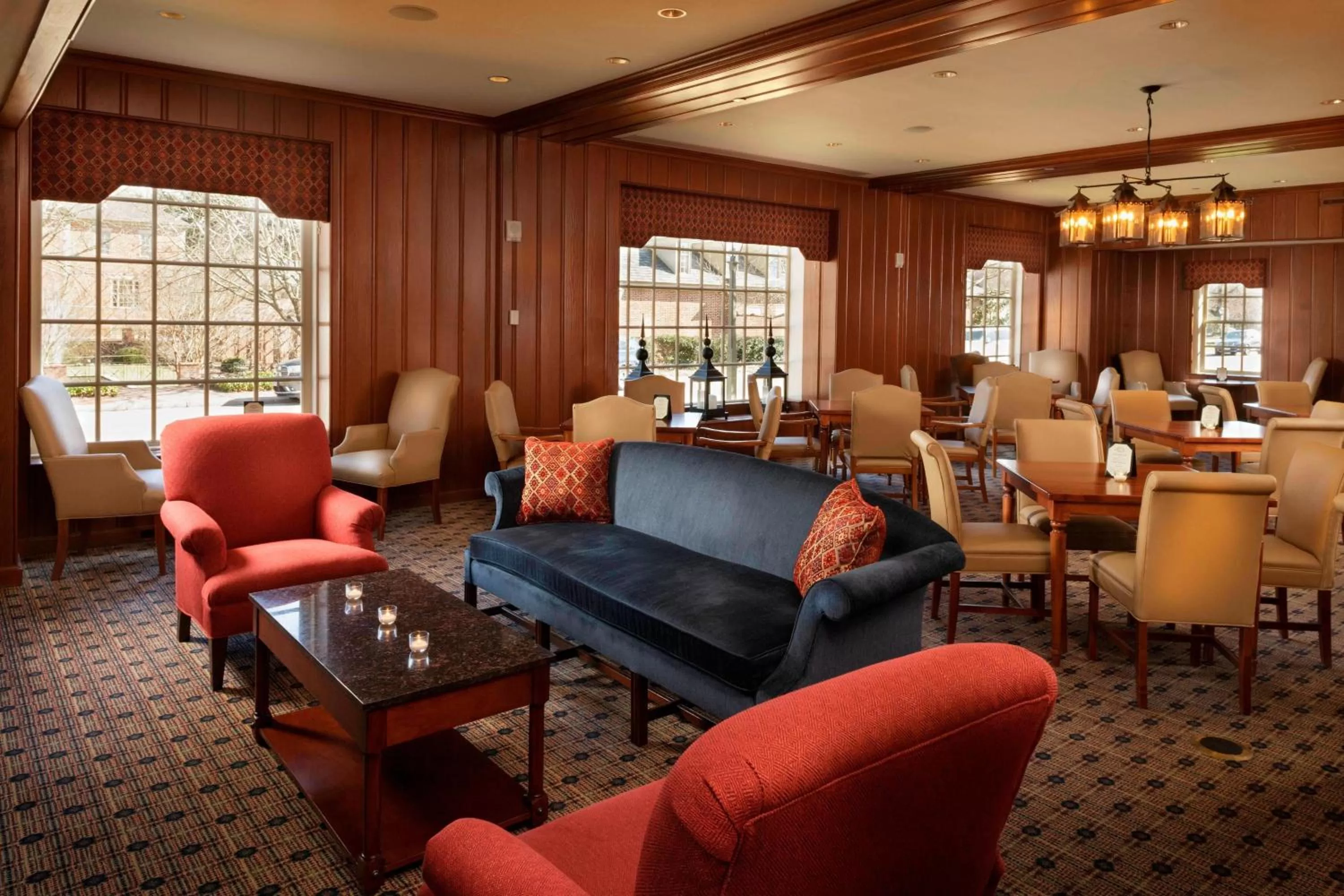 Lounge or bar in Williamsburg Lodge, Autograph Collection