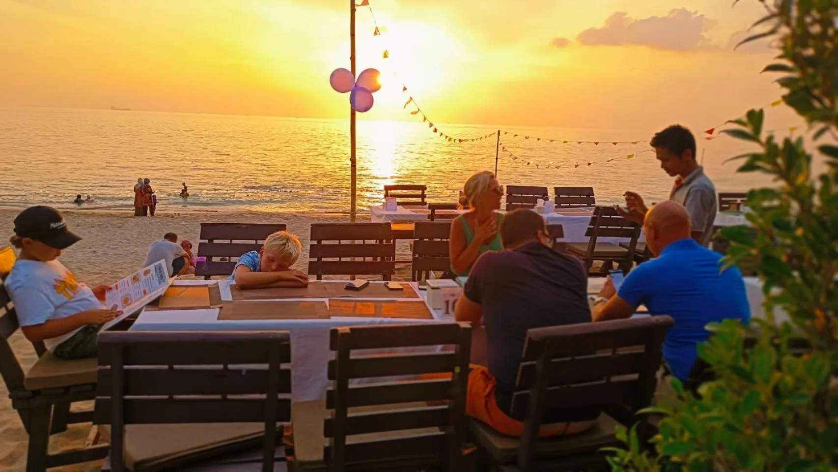 Restaurant/places to eat in Lanta Nice Beach Resort - SHA Extra Plus