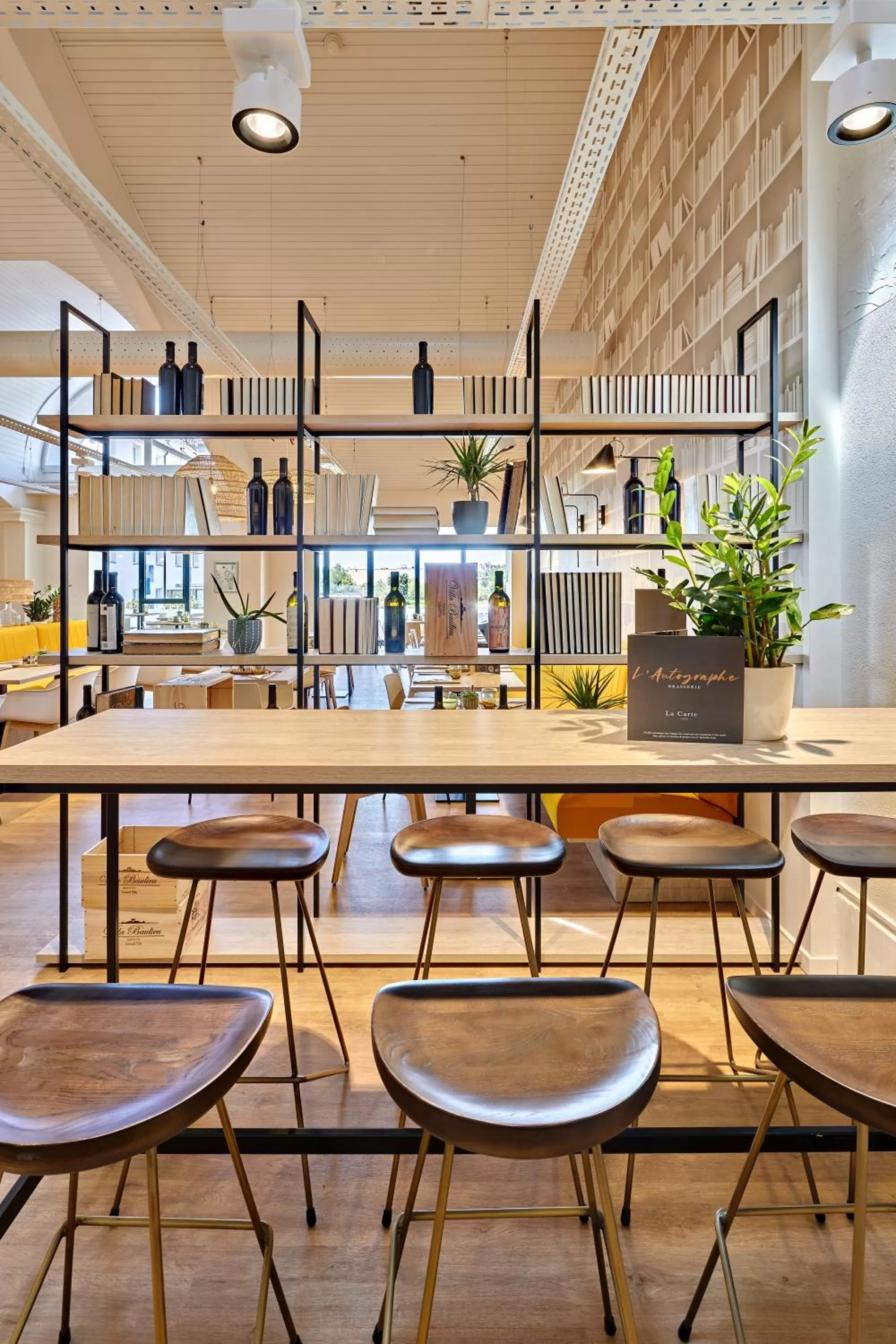 Lounge or bar in ibis La Roche Sur Yon Vendespace