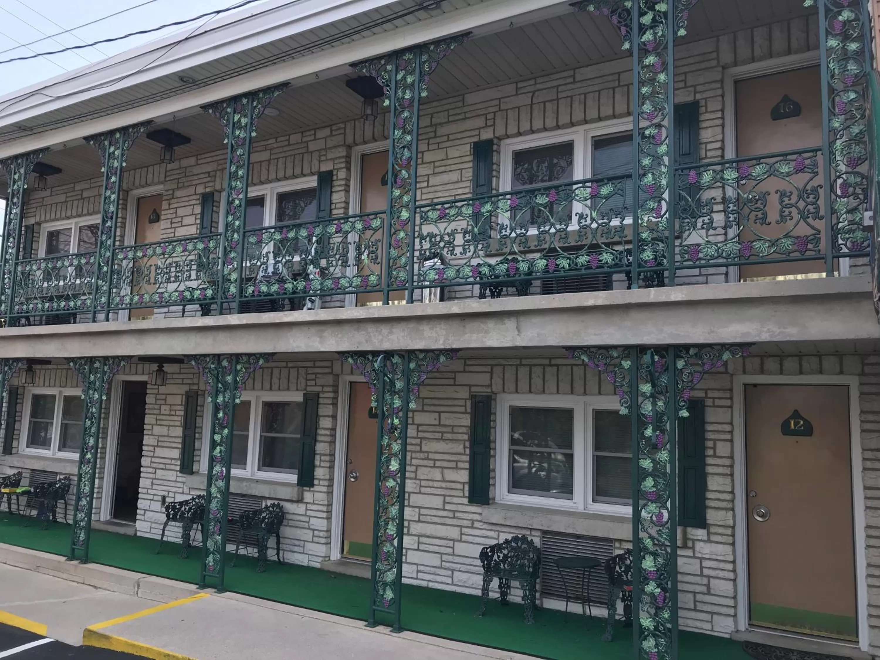 Simmons Motel and Suites