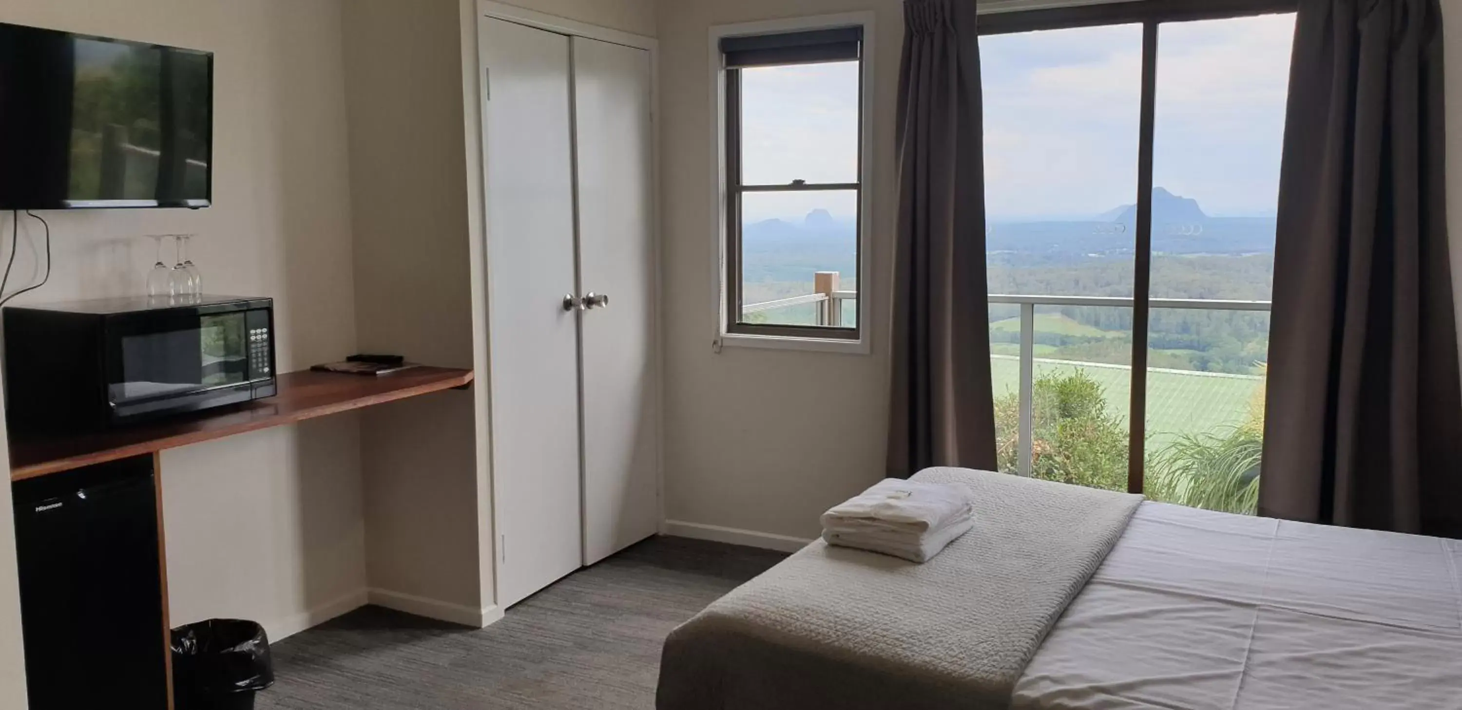 Double Room with Mountain View in Tranquil Park Double Room with Mountain View in Tranquil Park