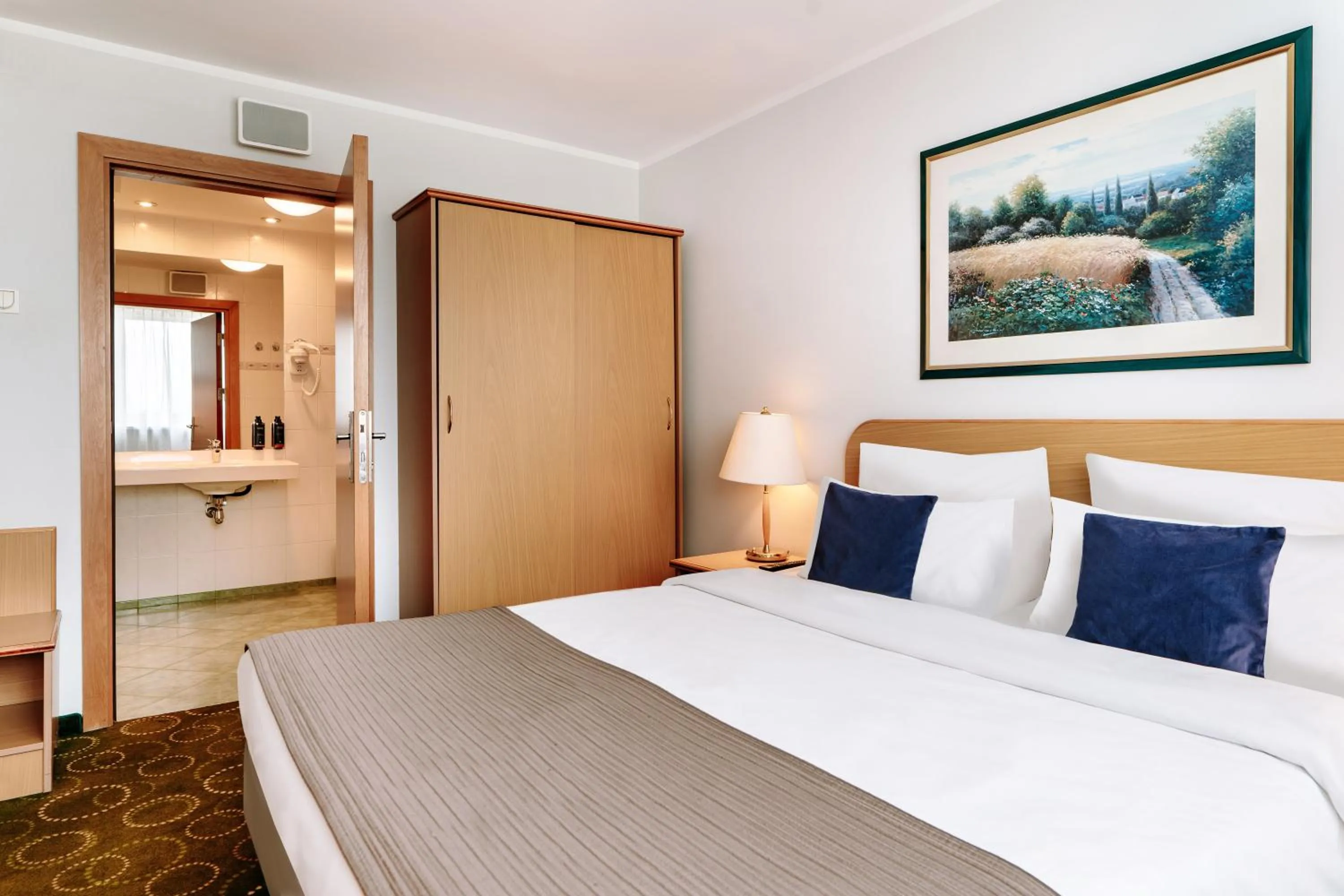 View (from property/room), Bed in Hotel Mercure Toruń Centrum