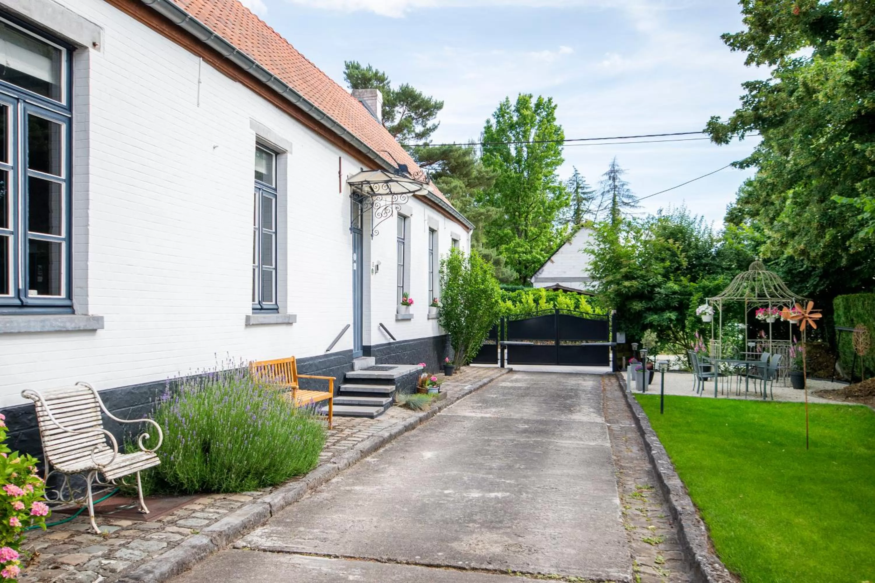 Property building in Au Petit Dragon